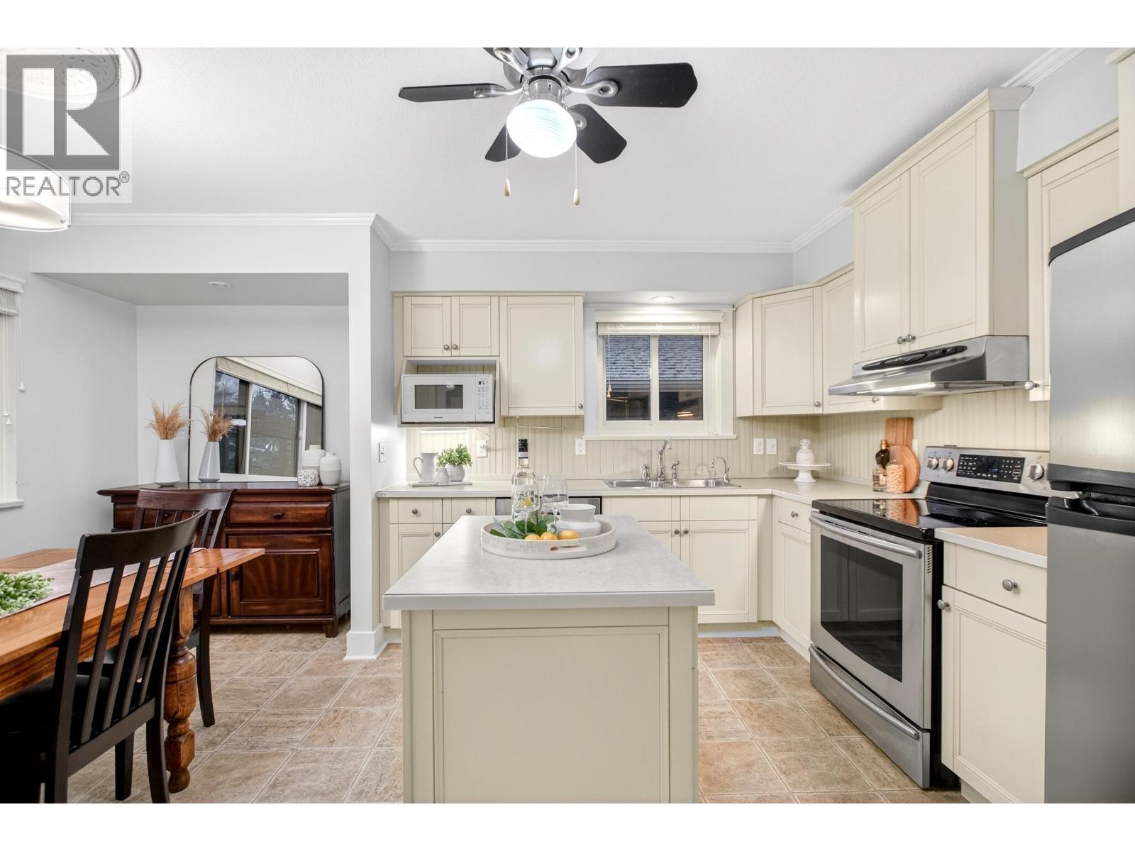 3960 Robin Place, Port Coquitlam, BC - Indoor Photo Showing Kitchen With Double Sink