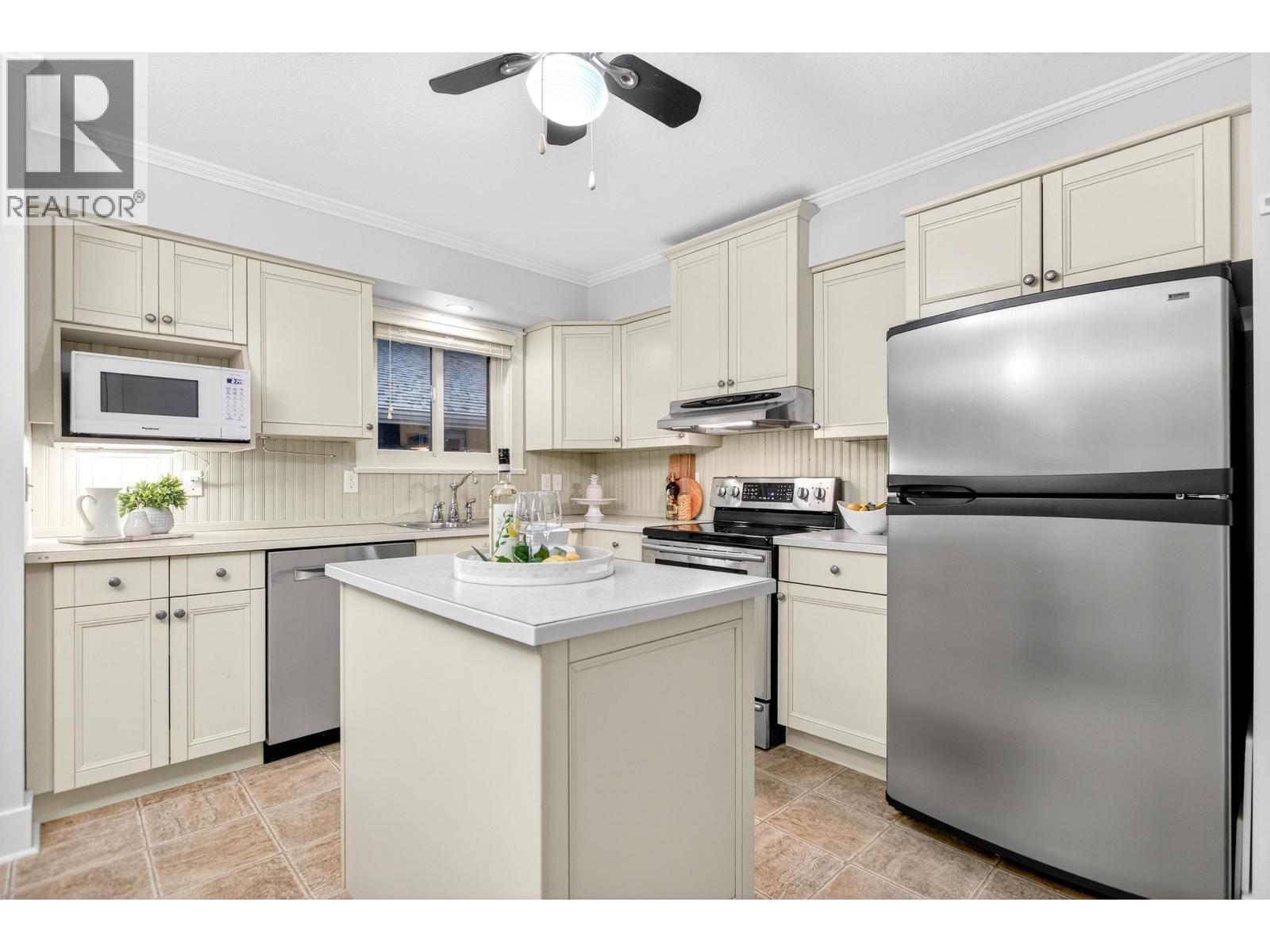 3960 Robin Place, Port Coquitlam, BC - Indoor Photo Showing Kitchen