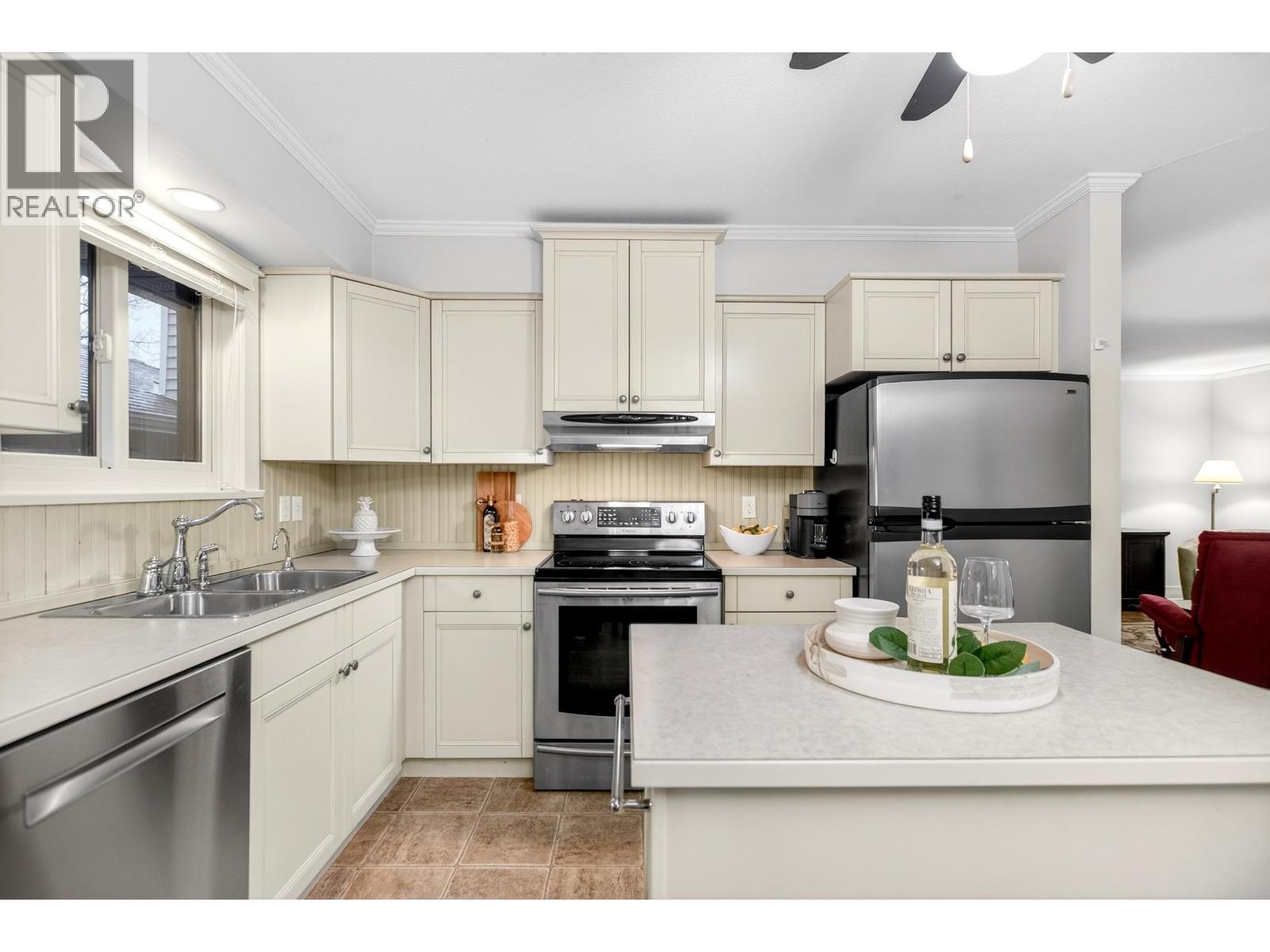 3960 Robin Place, Port Coquitlam, BC - Indoor Photo Showing Kitchen With Double Sink