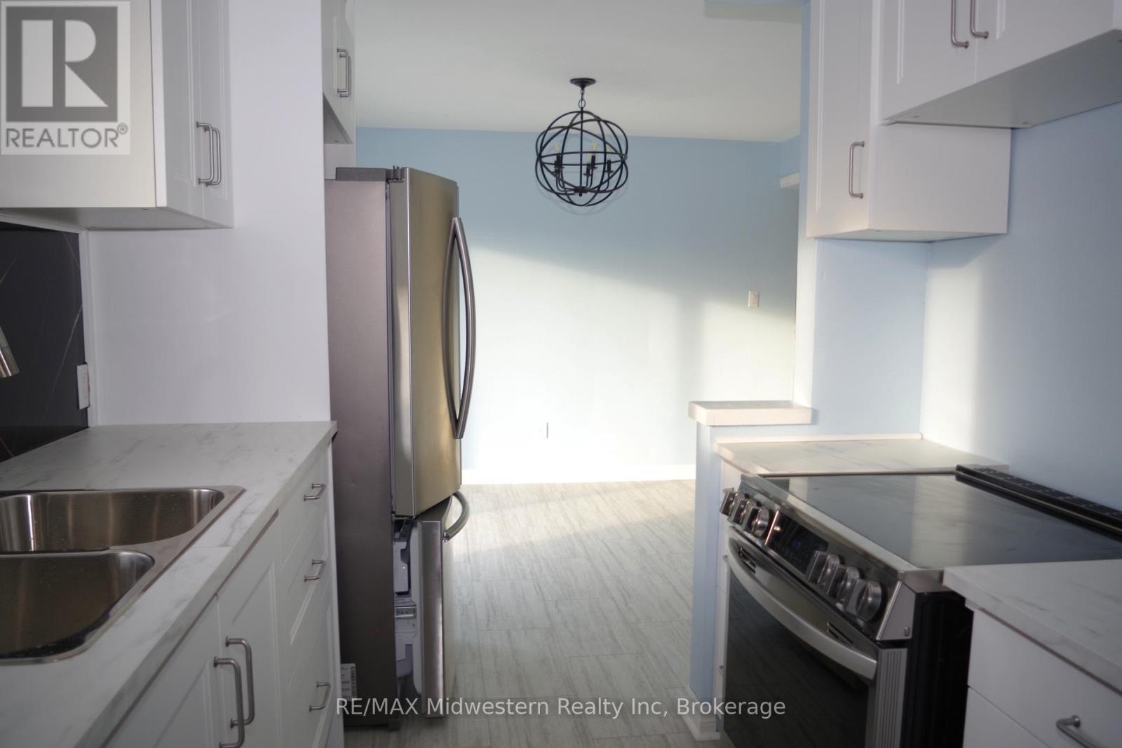 Kitchen - 425 Wellington Street E, Wellington North (Mount Forest), ON - Indoor Photo Showing Kitchen With Double Sink