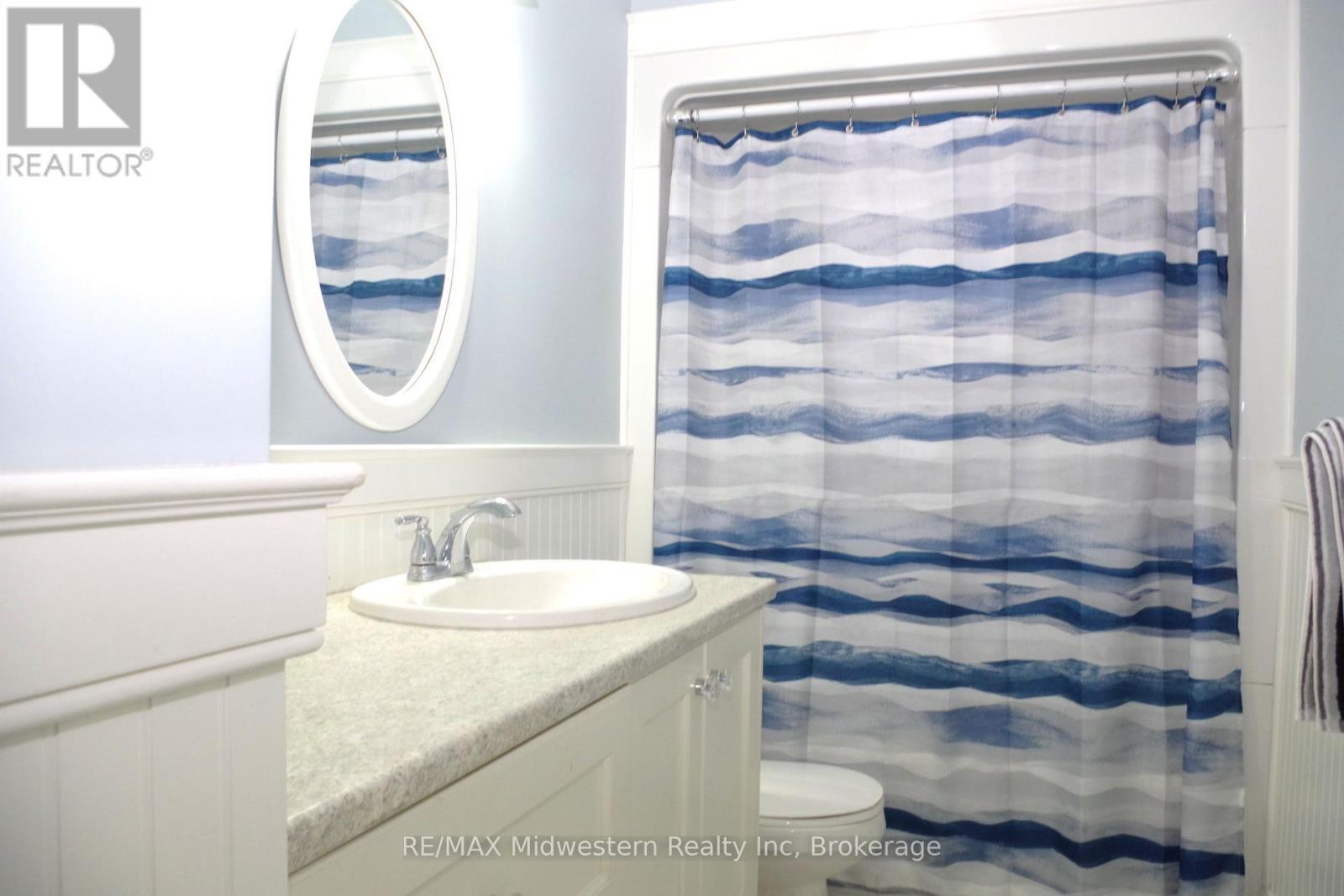 425 Wellington Street E, Wellington North (Mount Forest), ON - Indoor Photo Showing Bathroom