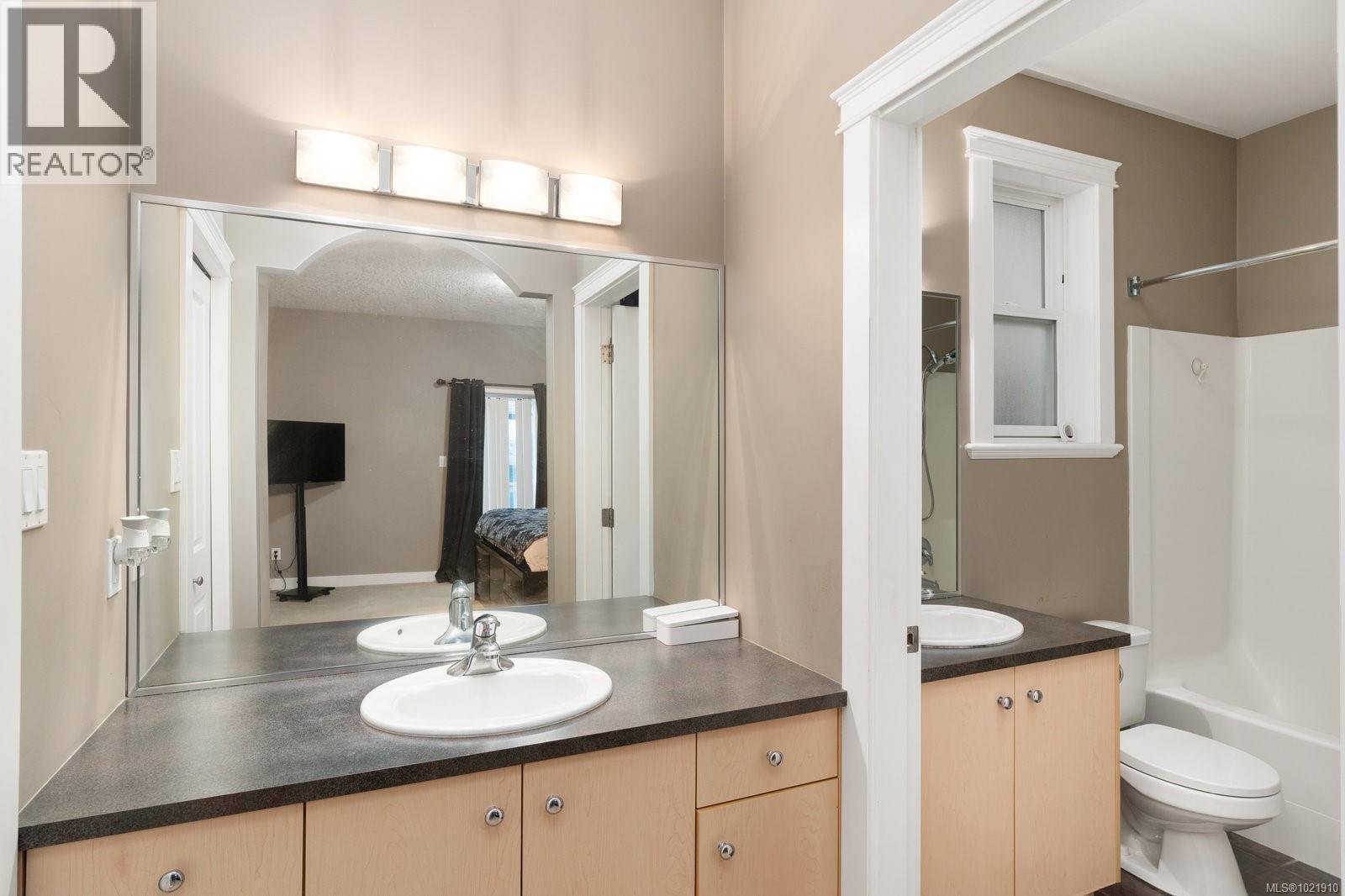 909 Cavalcade Terr, Langford, BC - Indoor Photo Showing Bathroom