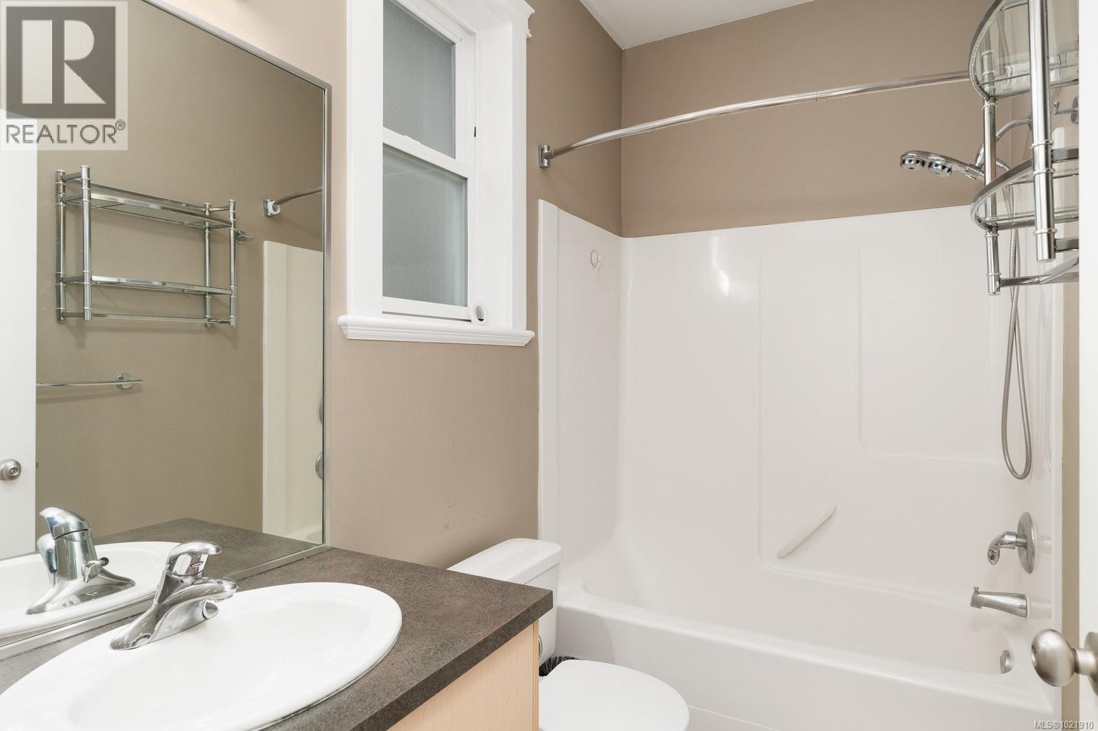 909 Cavalcade Terr, Langford, BC - Indoor Photo Showing Bathroom