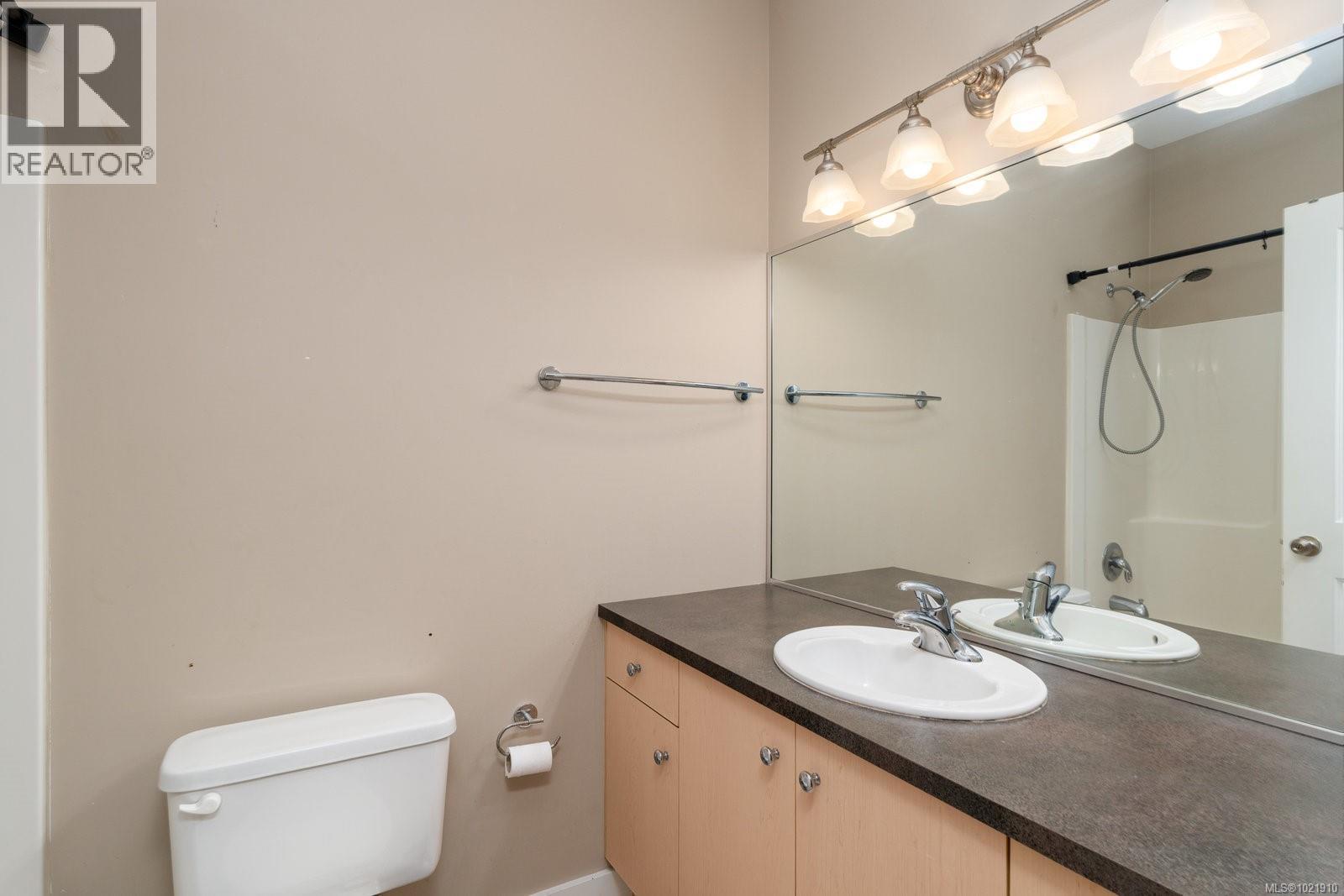 909 Cavalcade Terr, Langford, BC - Indoor Photo Showing Bathroom