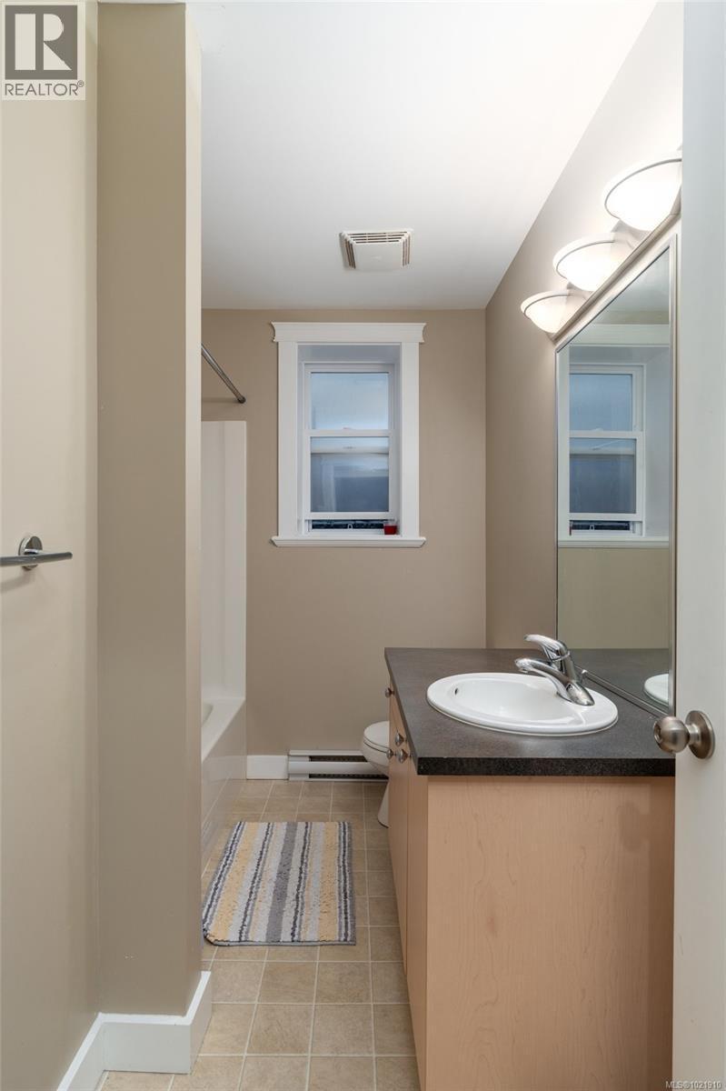 909 Cavalcade Terr, Langford, BC - Indoor Photo Showing Bathroom