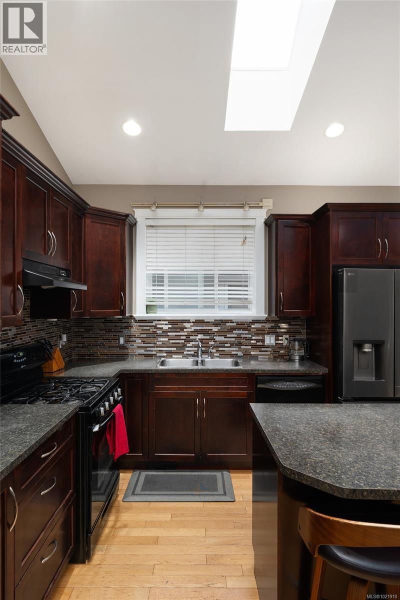 909 Cavalcade Terr, Langford, BC - Indoor Photo Showing Kitchen With Double Sink
