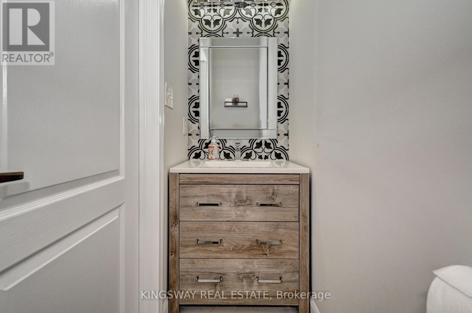 32 Weir Street, Cambridge, ON - Photo Showing Bathroom