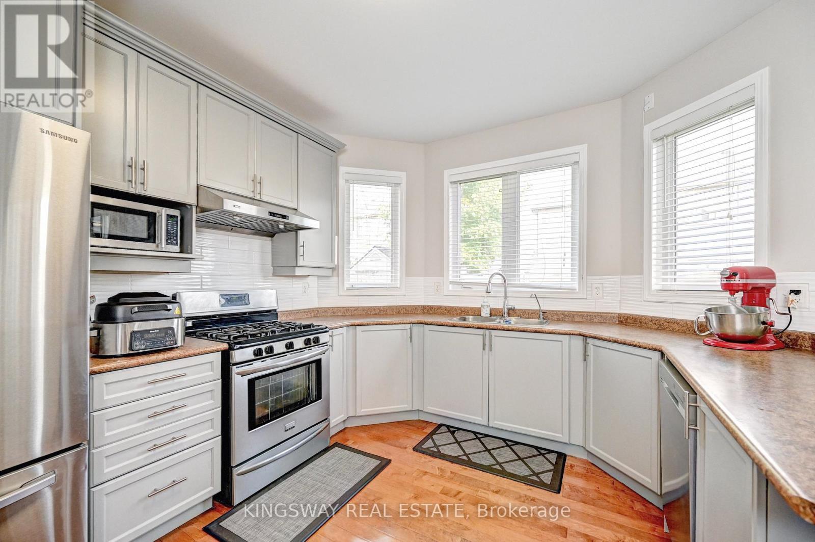 32 Weir Street, Cambridge, ON - Indoor Photo Showing Kitchen With Double Sink