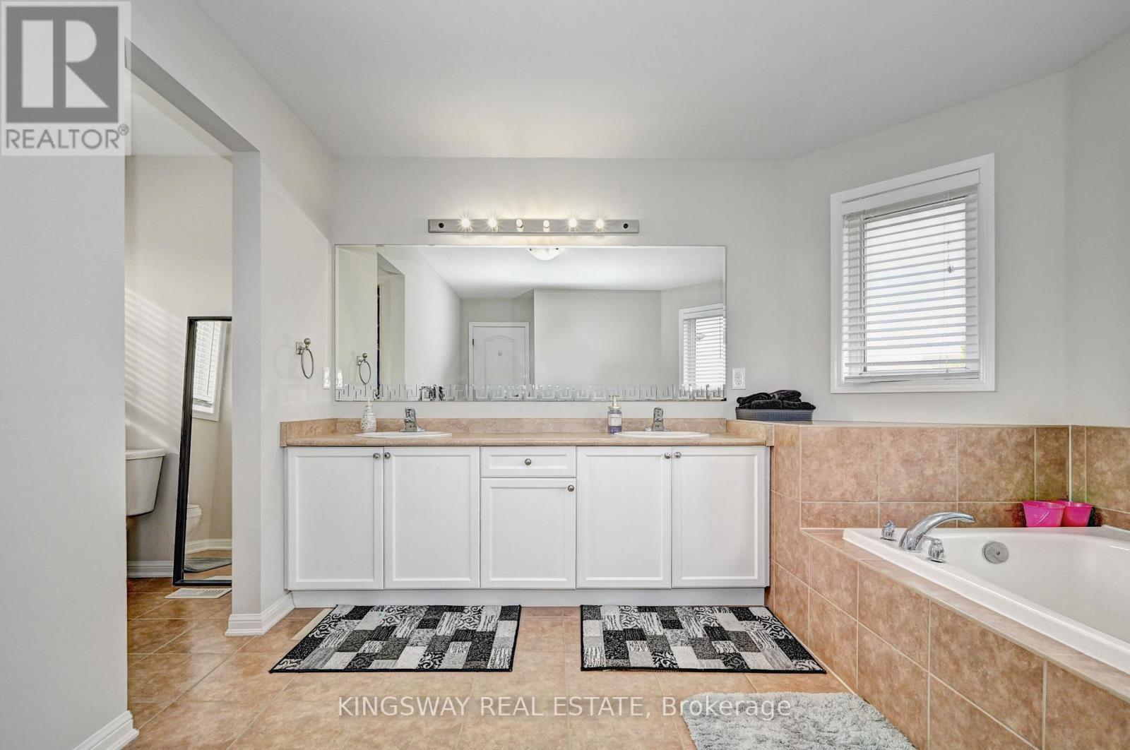32 Weir Street, Cambridge, ON - Indoor Photo Showing Bathroom