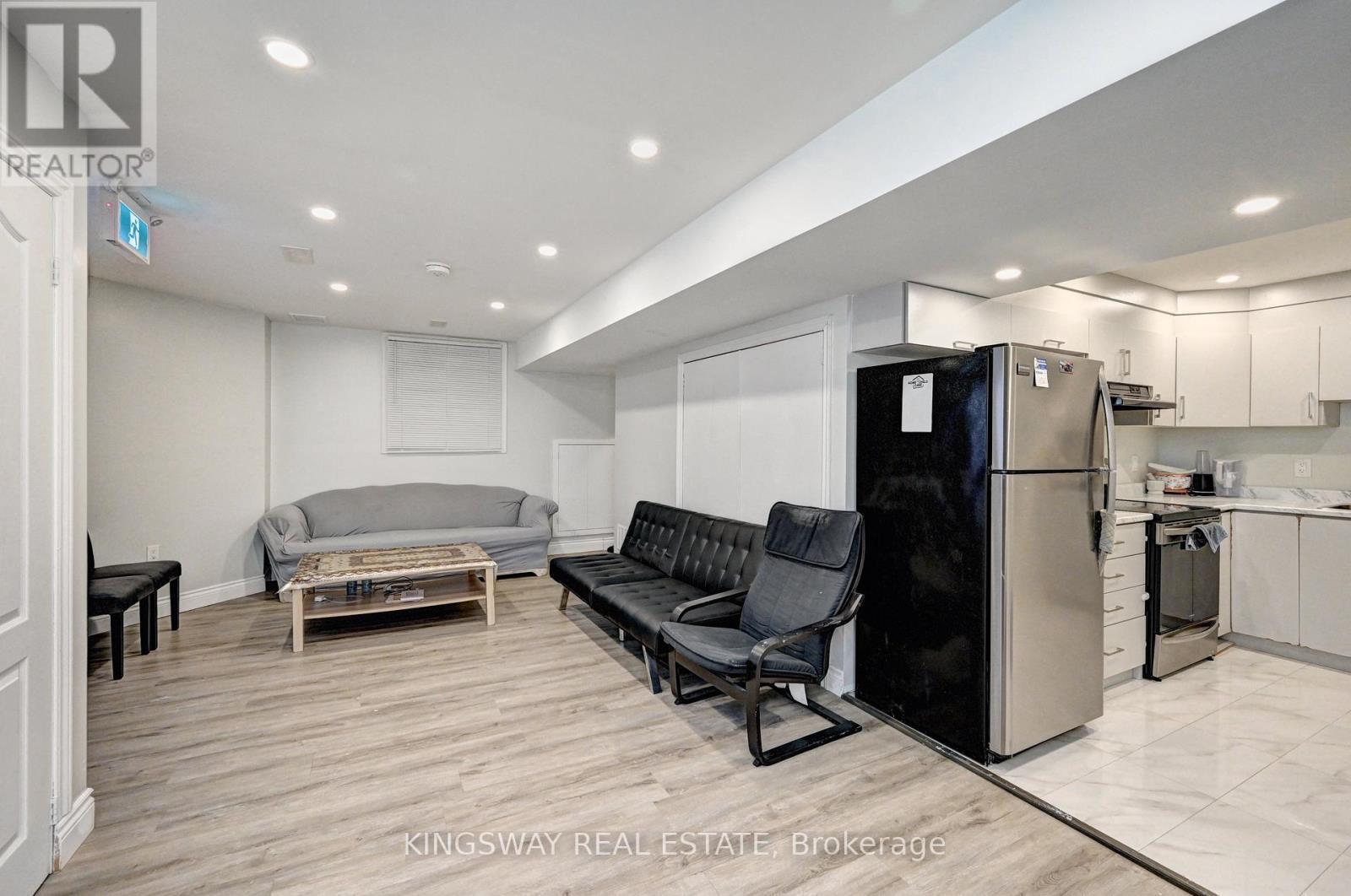 32 Weir Street, Cambridge, ON - Indoor Photo Showing Kitchen
