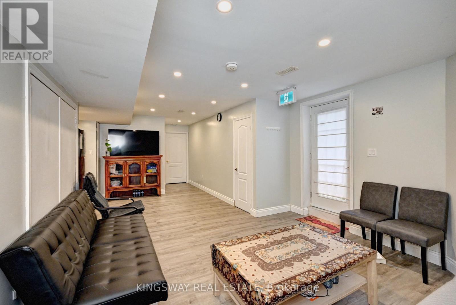 32 Weir Street, Cambridge, ON - Indoor Photo Showing Living Room