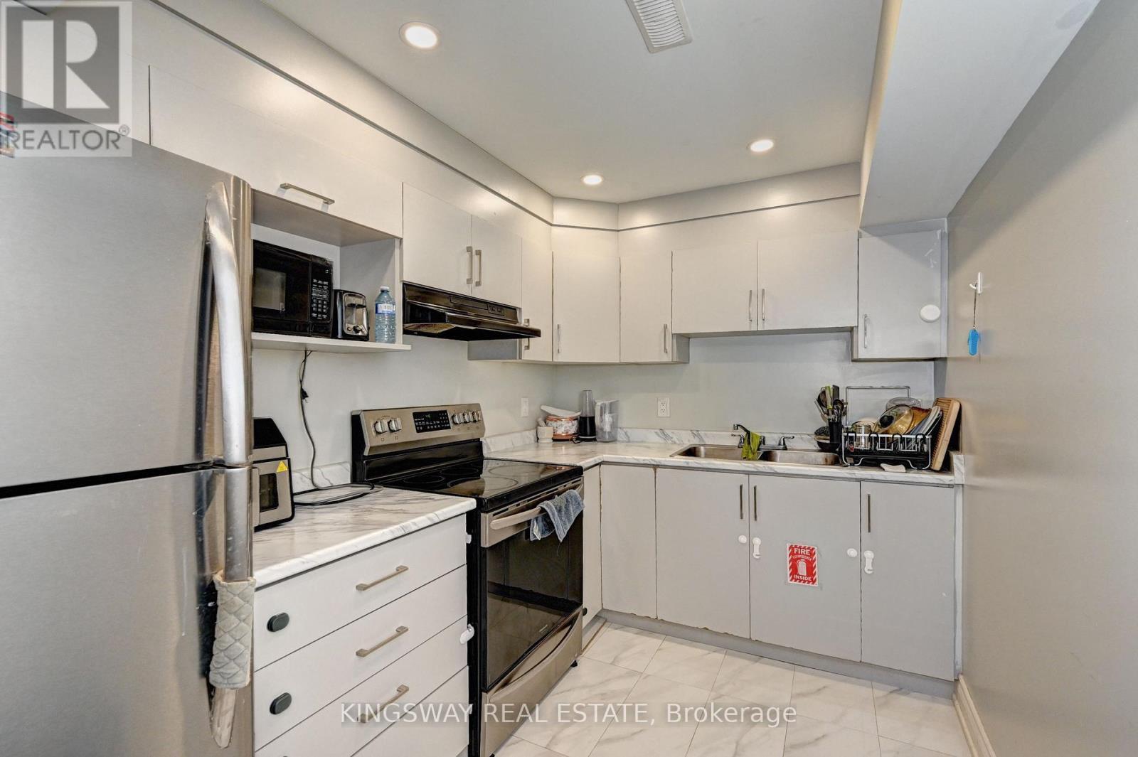 32 Weir Street, Cambridge, ON - Indoor Photo Showing Kitchen With Double Sink
