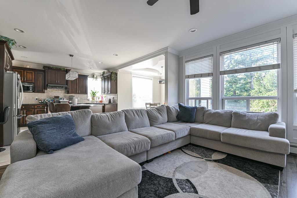 27733 Signal Court, Abbotsford, BC - Indoor Photo Showing Living Room