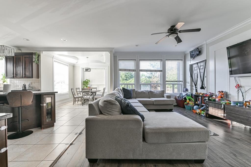 27733 Signal Court, Abbotsford, BC - Indoor Photo Showing Living Room