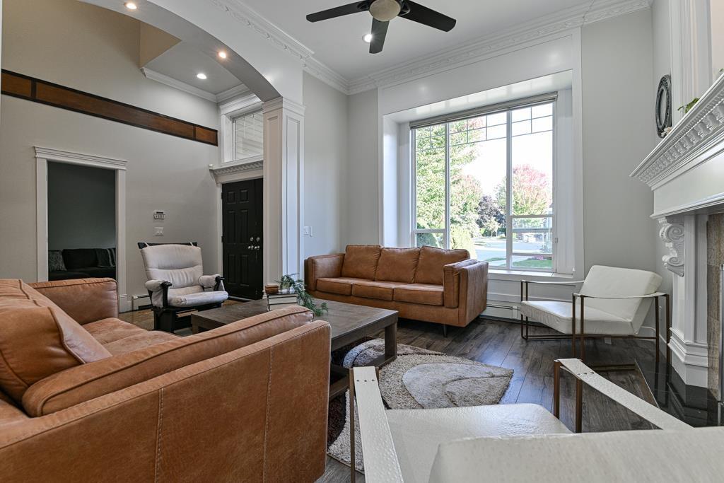 27733 Signal Court, Abbotsford, BC - Indoor Photo Showing Living Room