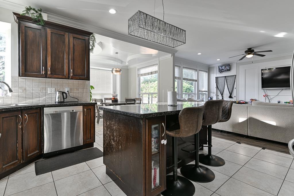 27733 Signal Court, Abbotsford, BC - Indoor Photo Showing Kitchen With Upgraded Kitchen