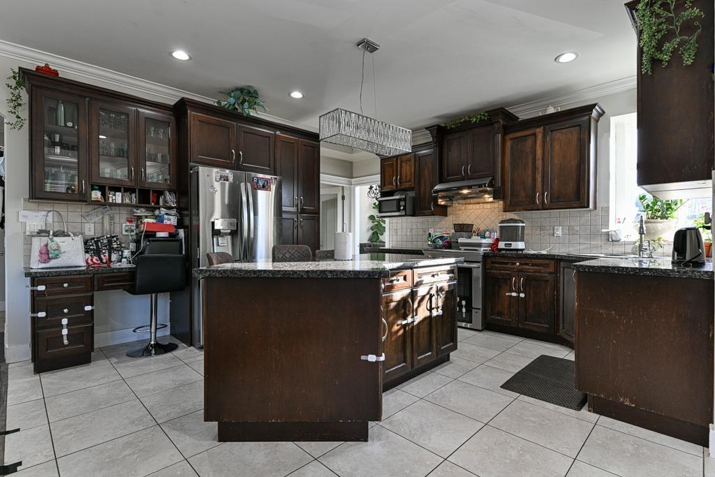 27733 Signal Court, Abbotsford, BC - Indoor Photo Showing Kitchen With Upgraded Kitchen