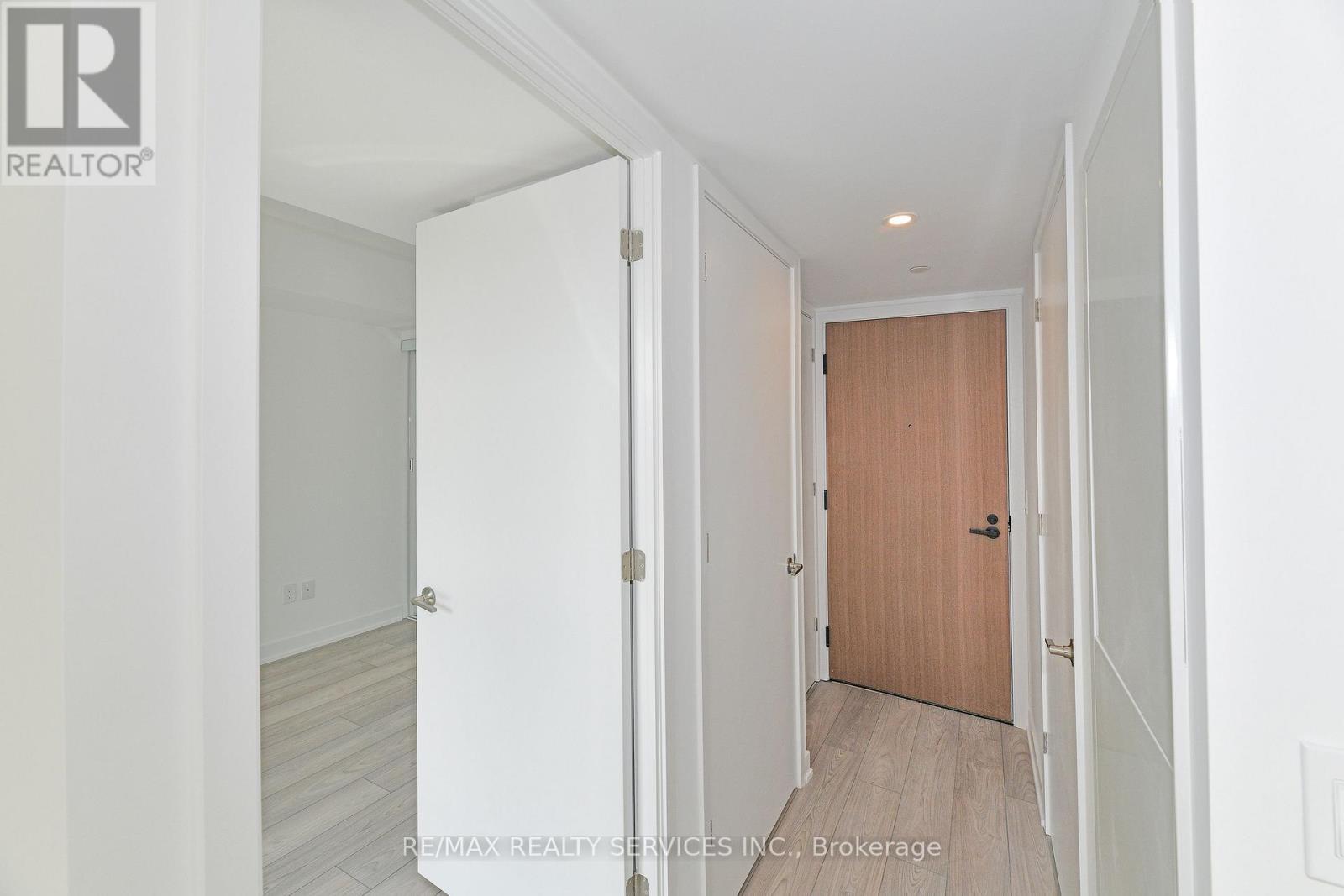 0419 - 8 Tippett Road, Toronto, ON - Indoor Photo Showing Other Room