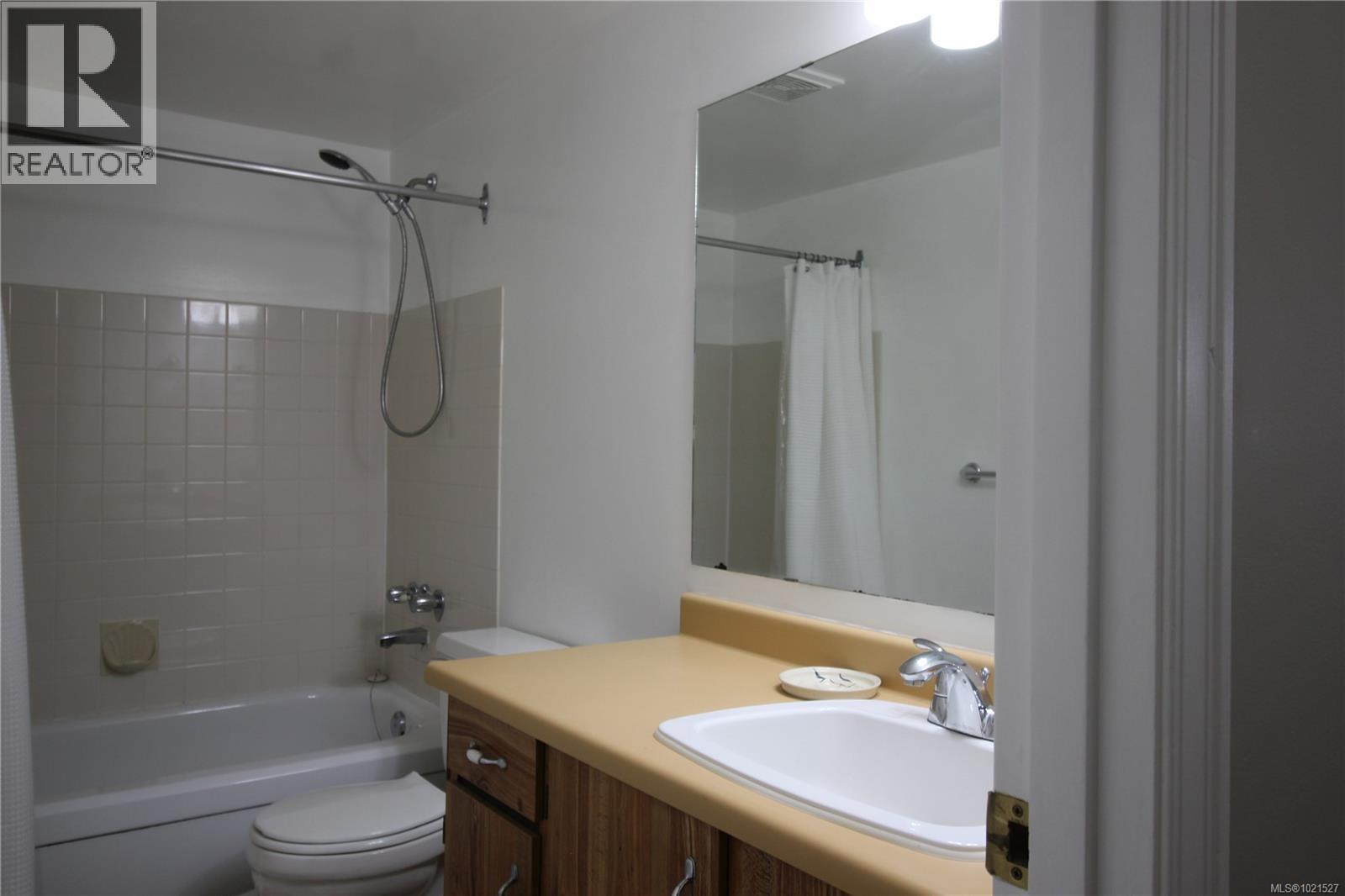 204 2515 Alexander St, Duncan, BC - Indoor Photo Showing Bathroom