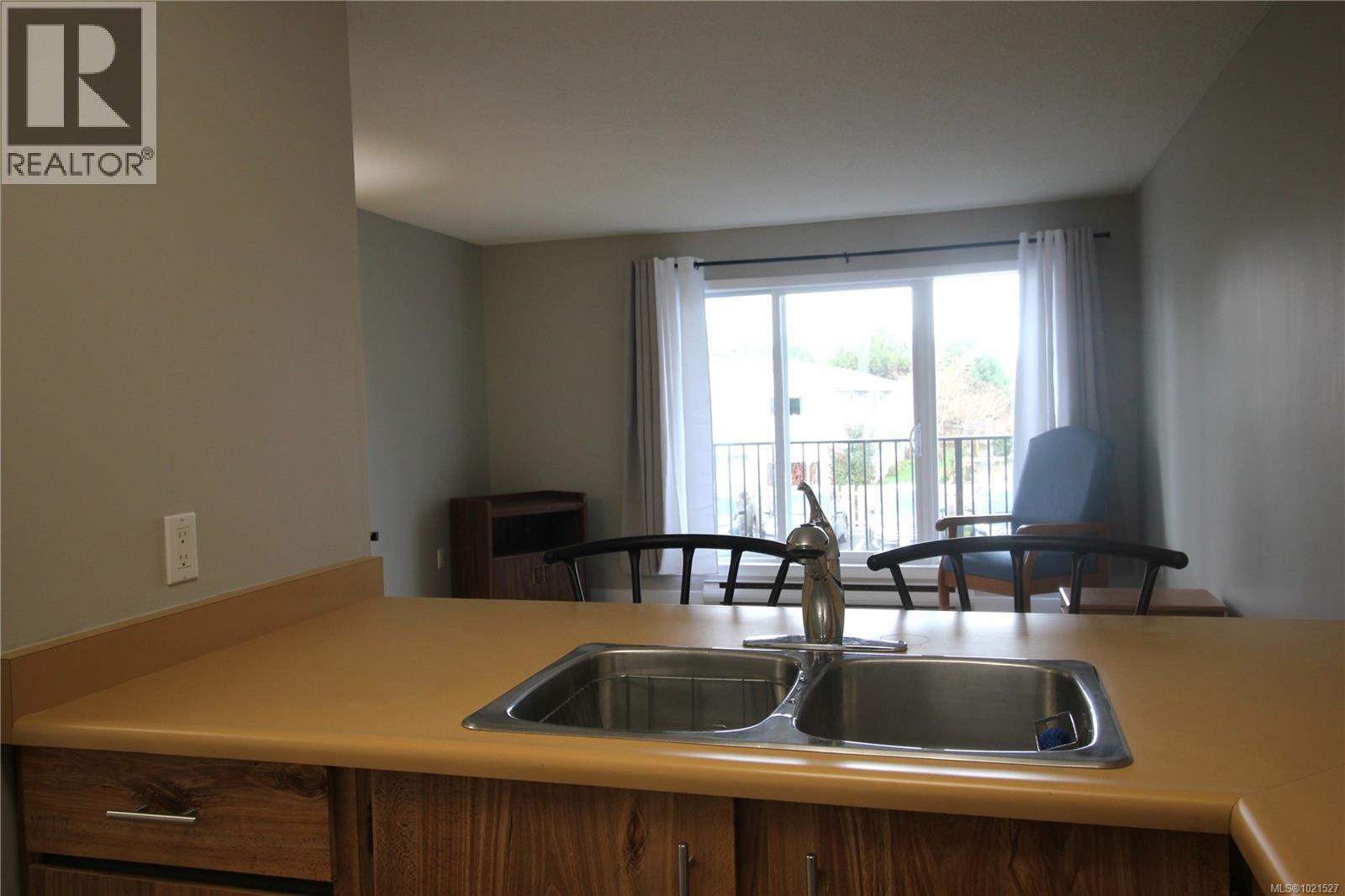 204 2515 Alexander St, Duncan, BC - Indoor Photo Showing Kitchen With Double Sink