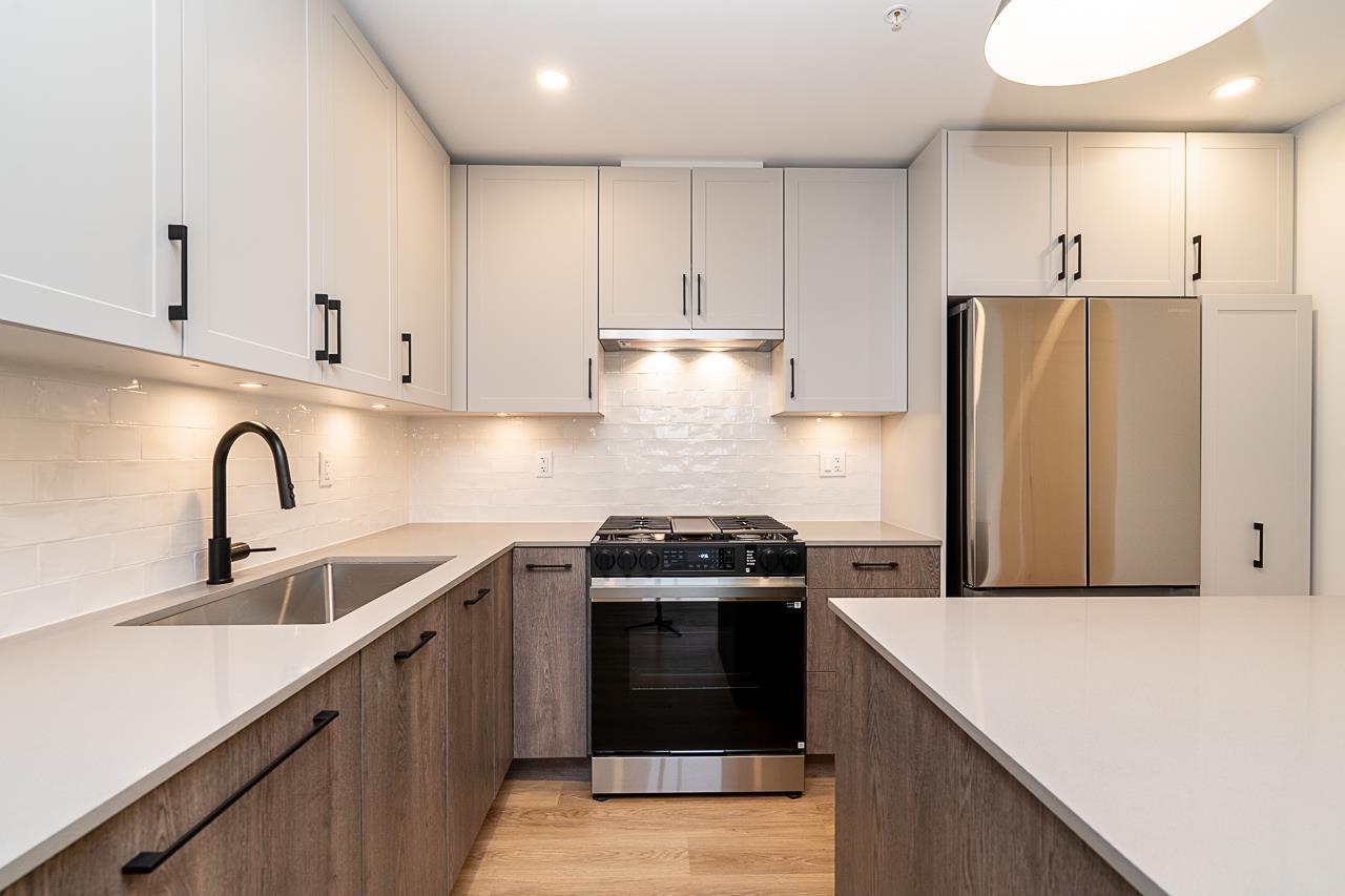 516 27218 Aldergrove Town Center Drive, Langley, BC - Indoor Photo Showing Kitchen With Upgraded Kitchen