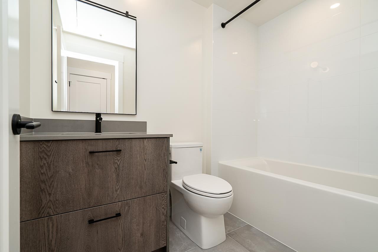 516 27218 Aldergrove Town Center Drive, Langley, BC - Indoor Photo Showing Bathroom