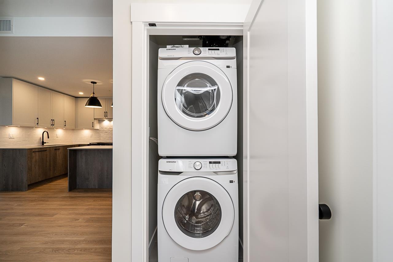 516 27218 Aldergrove Town Center Drive, Langley, BC - Indoor Photo Showing Laundry Room