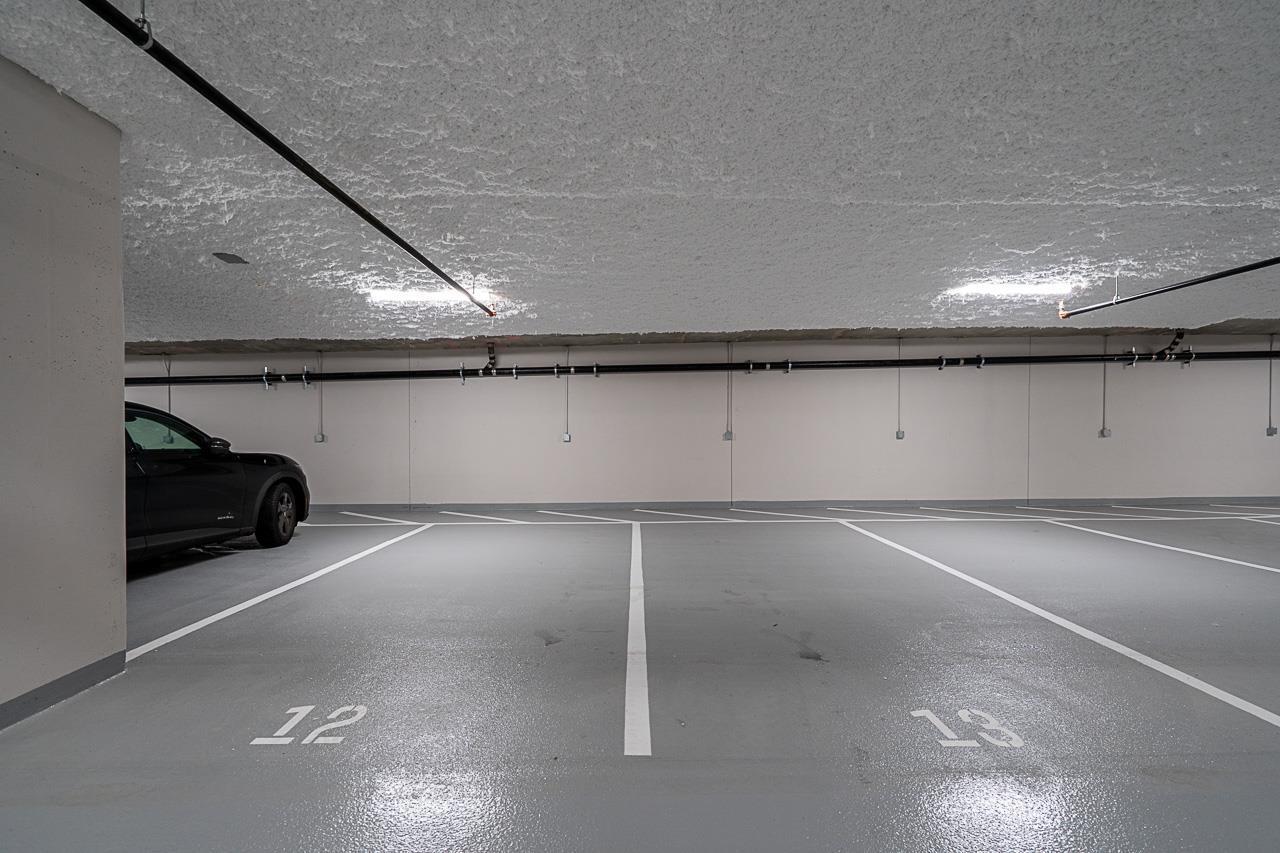 516 27218 Aldergrove Town Center Drive, Langley, BC - Indoor Photo Showing Garage