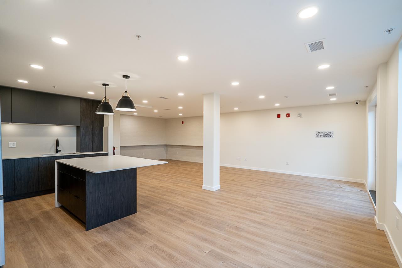 516 27218 Aldergrove Town Center Drive, Langley, BC - Indoor Photo Showing Kitchen With Upgraded Kitchen