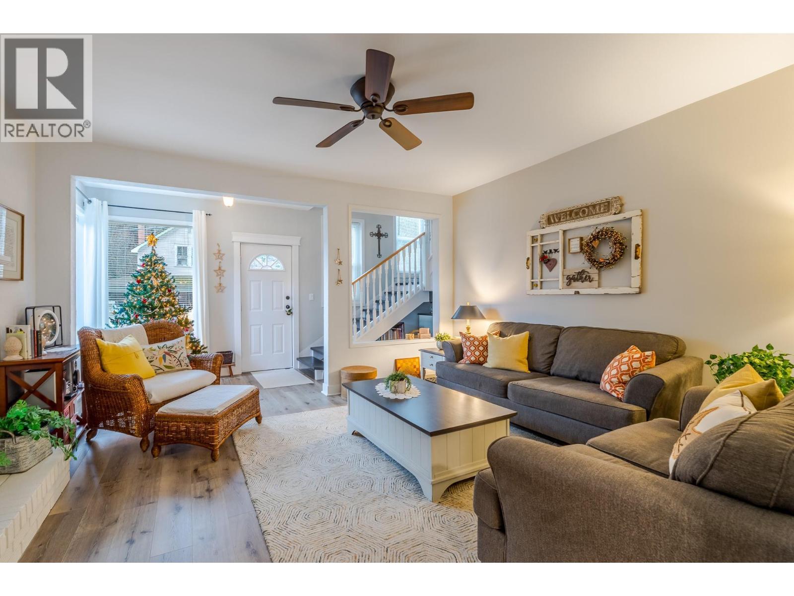 5706 Butler Street, Summerland, BC - Indoor Photo Showing Living Room