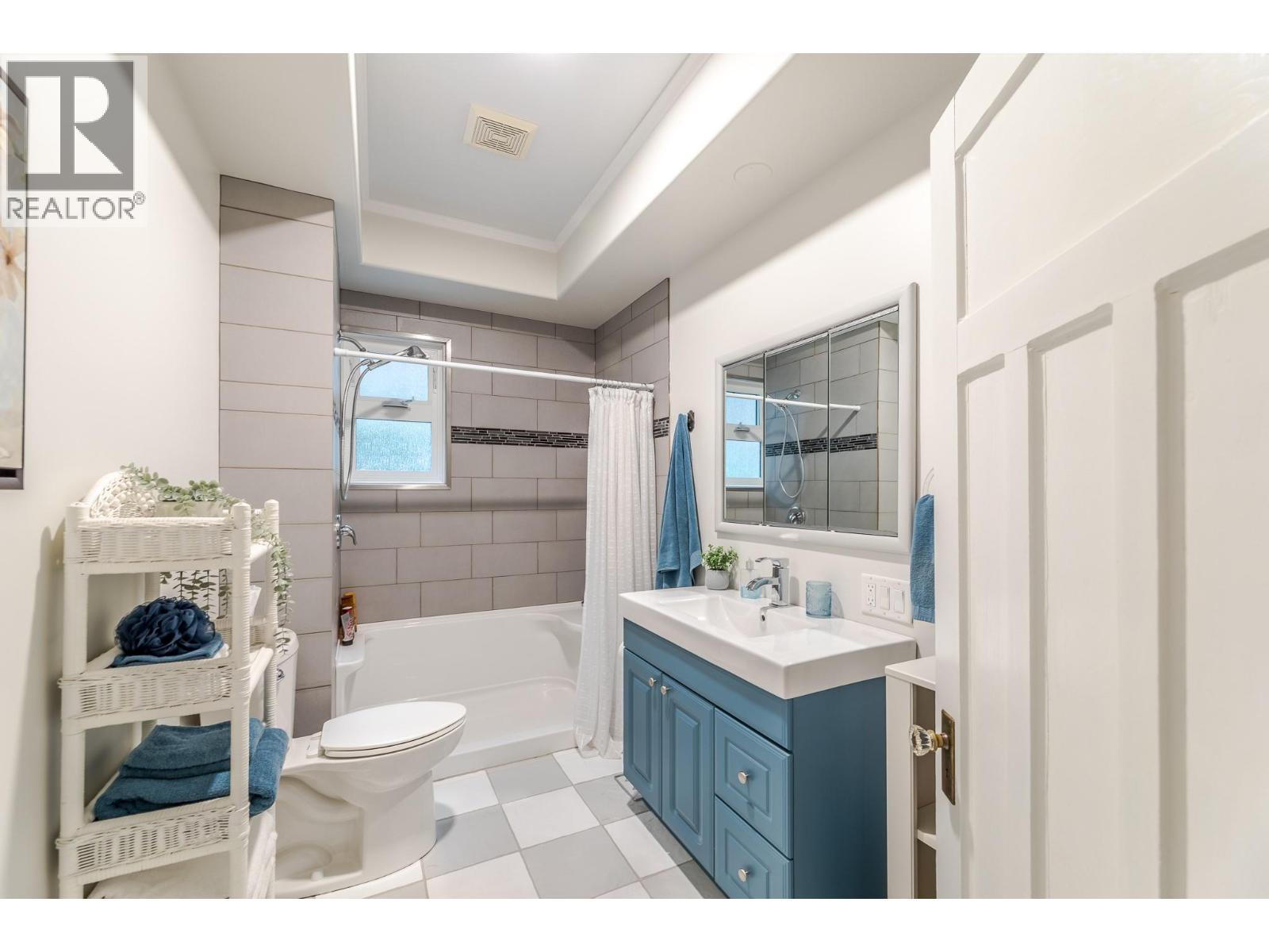 5706 Butler Street, Summerland, BC - Indoor Photo Showing Bathroom
