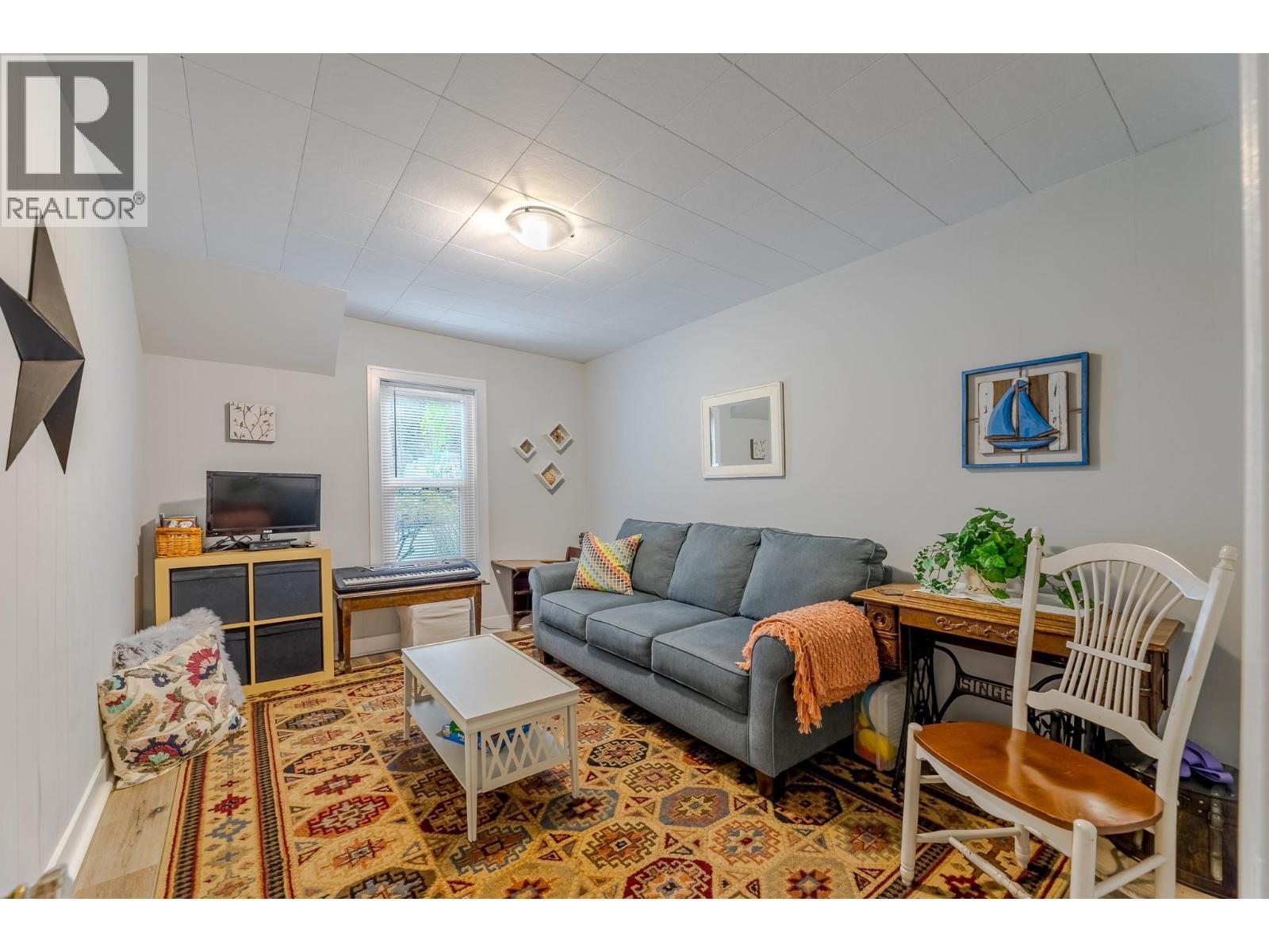 5706 Butler Street, Summerland, BC - Indoor Photo Showing Living Room