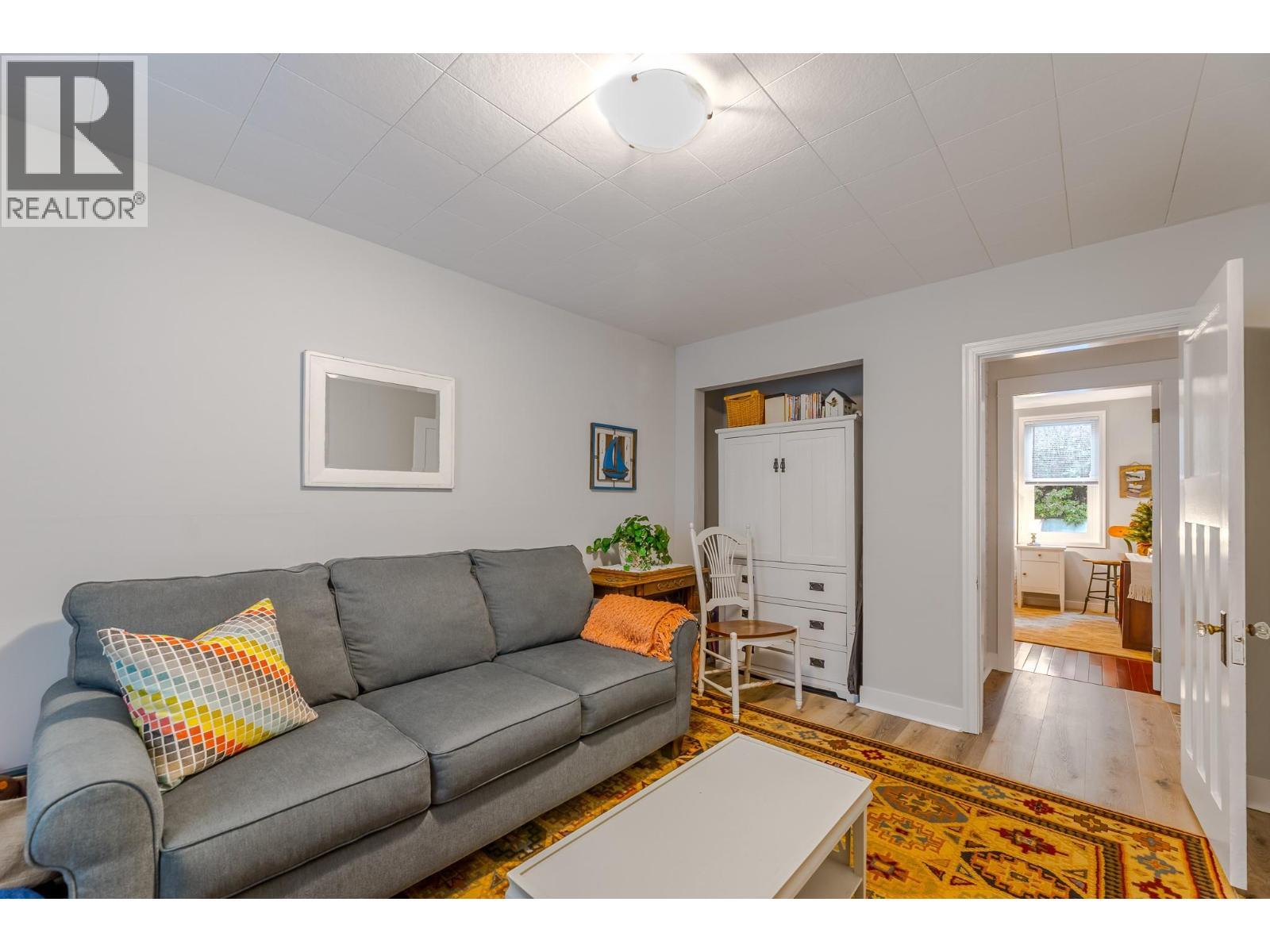 5706 Butler Street, Summerland, BC - Indoor Photo Showing Living Room