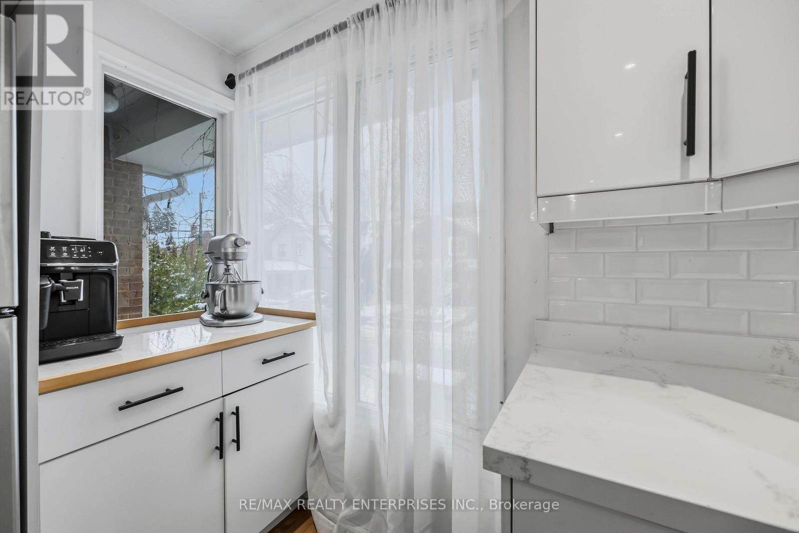 121 Montgomery Avenue, Toronto, ON - Indoor