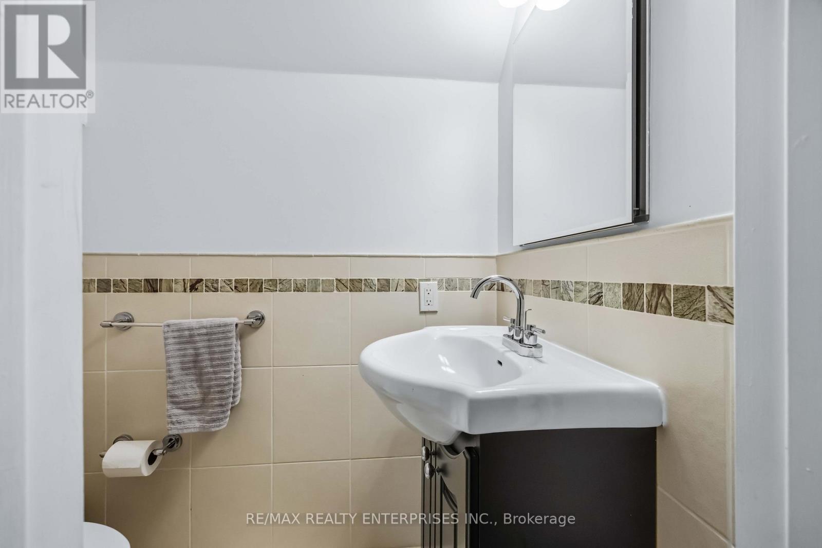 121 Montgomery Avenue, Toronto, ON - Indoor Photo Showing Bathroom