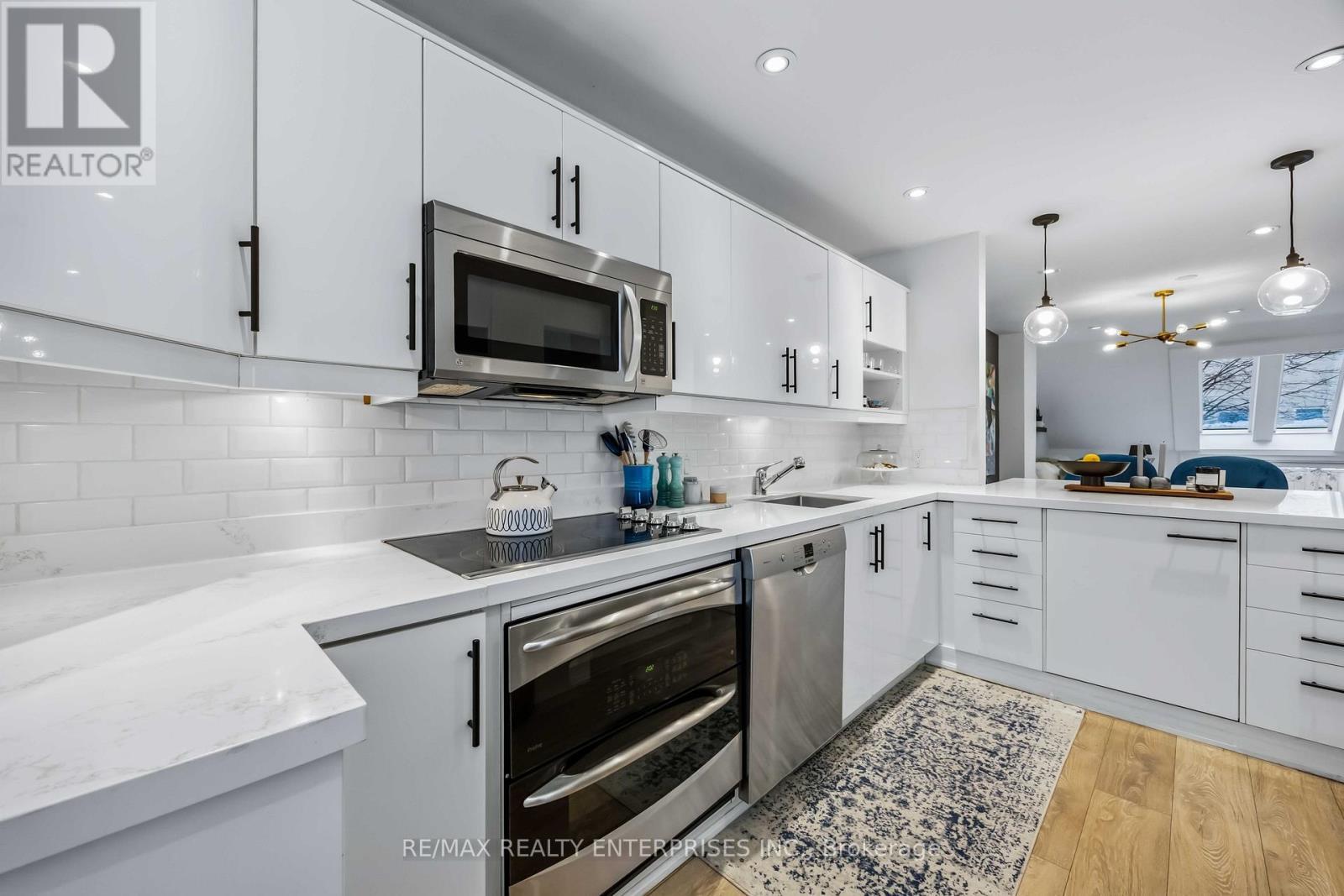 121 Montgomery Avenue, Toronto, ON - Indoor Photo Showing Kitchen With Upgraded Kitchen