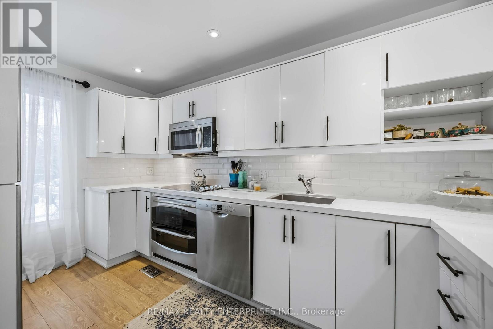 121 Montgomery Avenue, Toronto, ON - Indoor Photo Showing Kitchen With Upgraded Kitchen