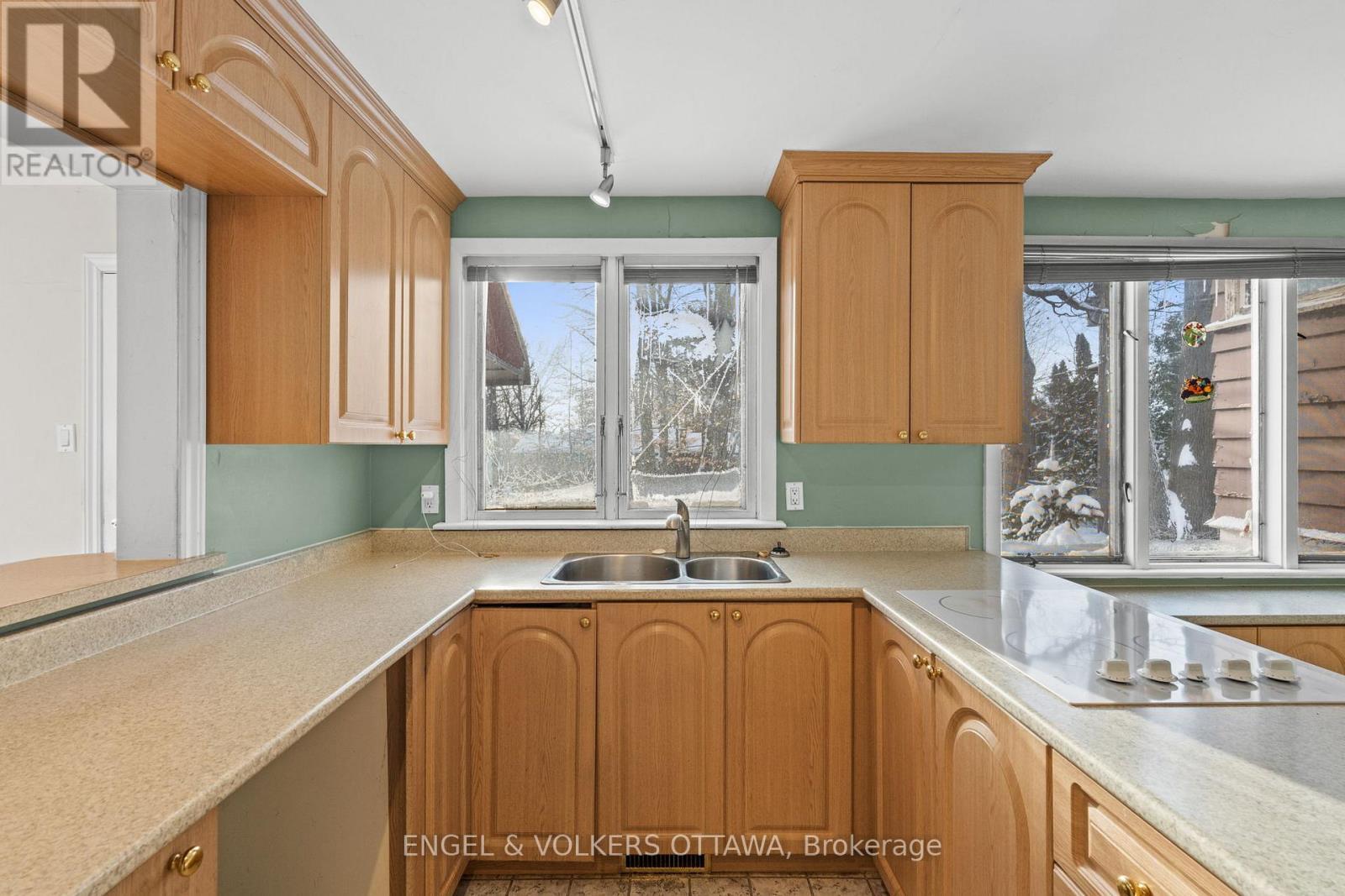2626 Elmhurst Street, Ottawa, ON - Indoor Photo Showing Kitchen With Double Sink