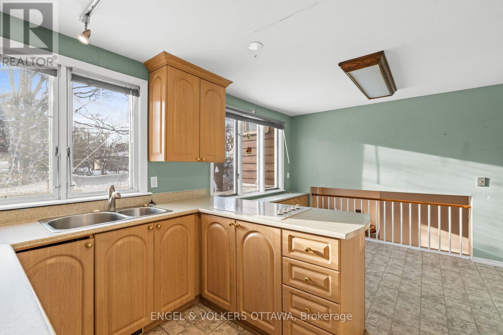 2626 Elmhurst Street, Ottawa, ON - Indoor Photo Showing Kitchen With Double Sink