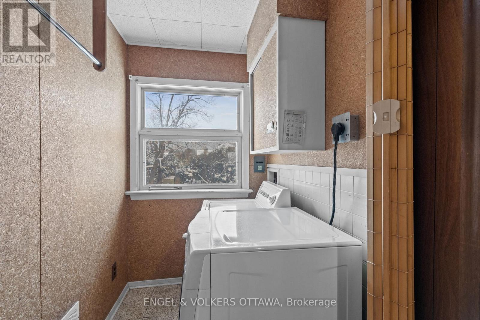 2626 Elmhurst Street, Ottawa, ON - Indoor Photo Showing Laundry Room