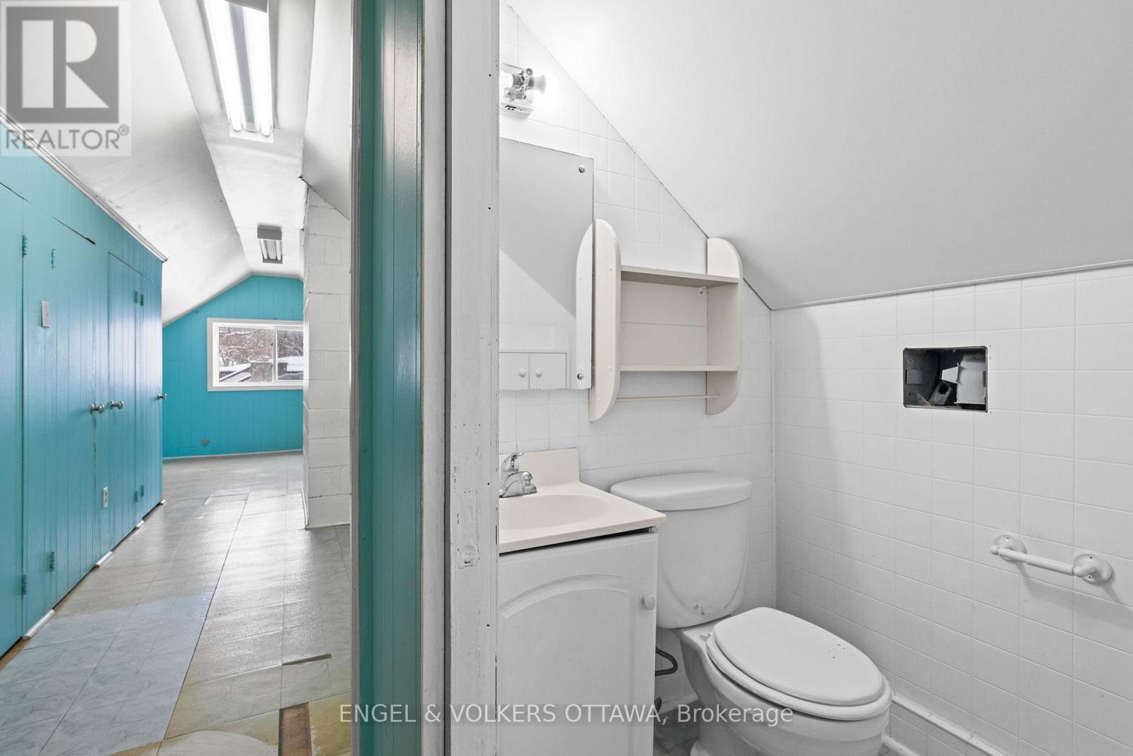 2626 Elmhurst Street, Ottawa, ON - Indoor Photo Showing Bathroom