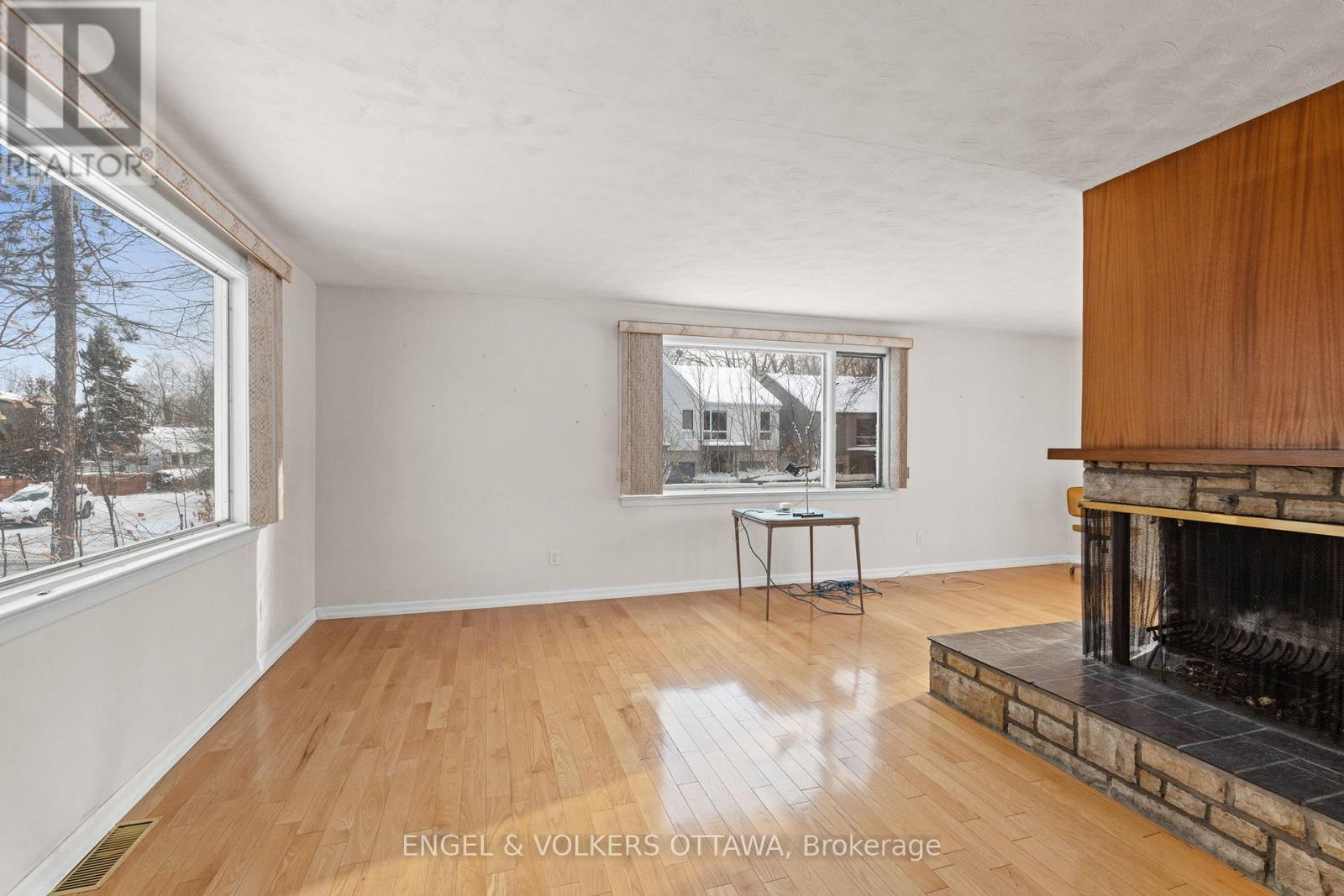 2626 Elmhurst Street, Ottawa, ON - Indoor Photo Showing Living Room With Fireplace