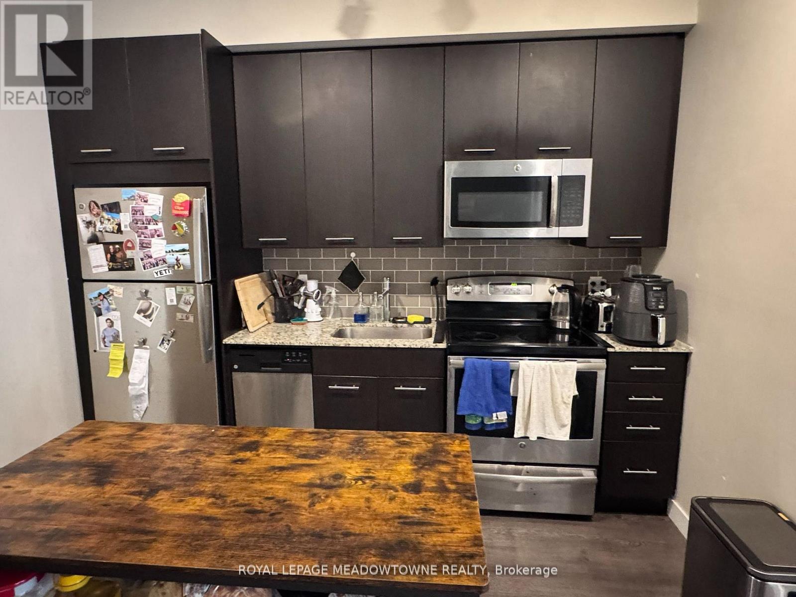 601 - 2055 Danforth Avenue, Toronto, ON - Indoor Photo Showing Kitchen With Upgraded Kitchen