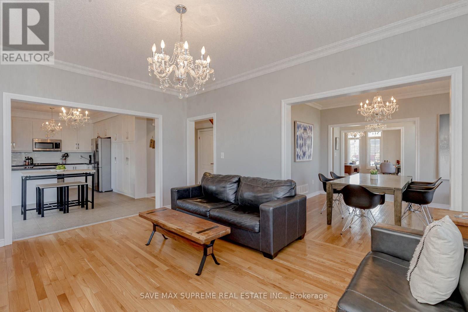 135 Prince William Way, Barrie, ON - Indoor Photo Showing Living Room