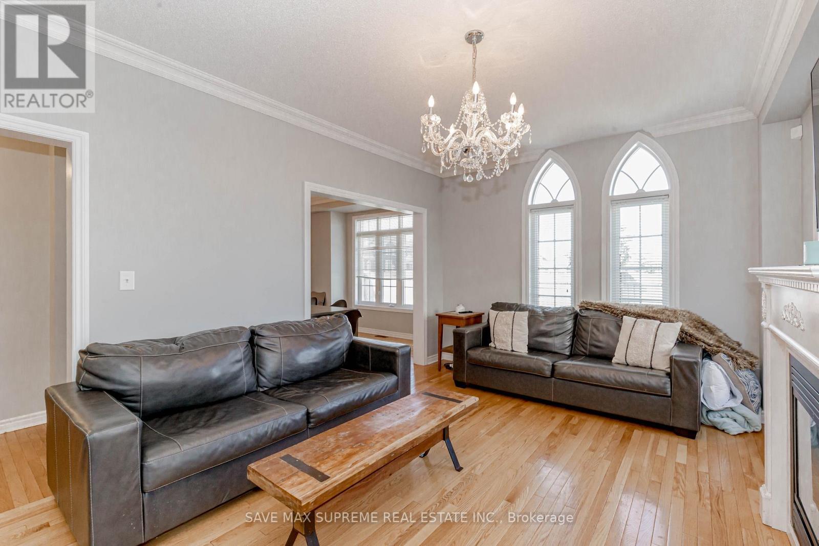 135 Prince William Way, Barrie, ON - Indoor Photo Showing Living Room