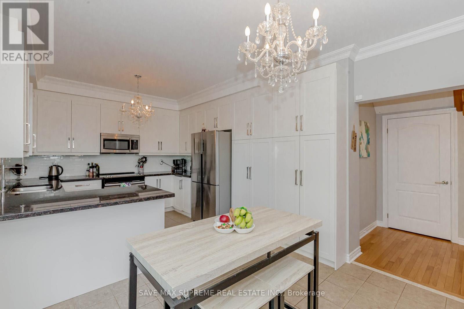 135 Prince William Way, Barrie, ON - Indoor Photo Showing Kitchen With Stainless Steel Kitchen With Double Sink