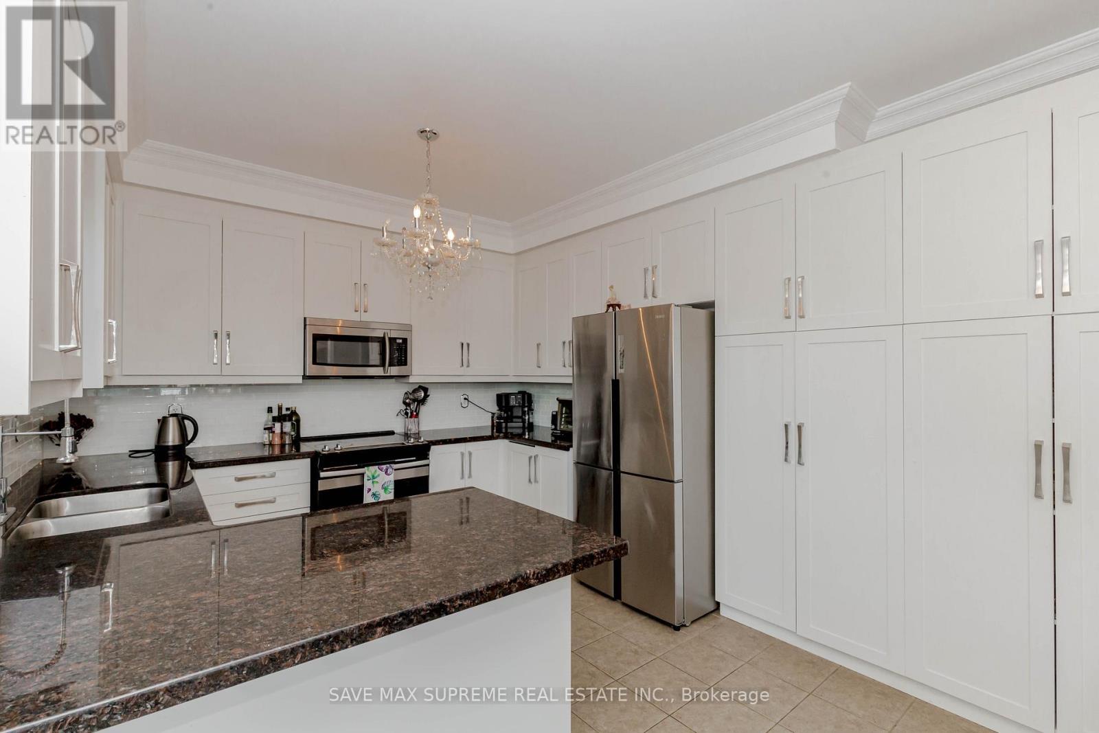 135 Prince William Way, Barrie, ON - Indoor Photo Showing Kitchen With Stainless Steel Kitchen
