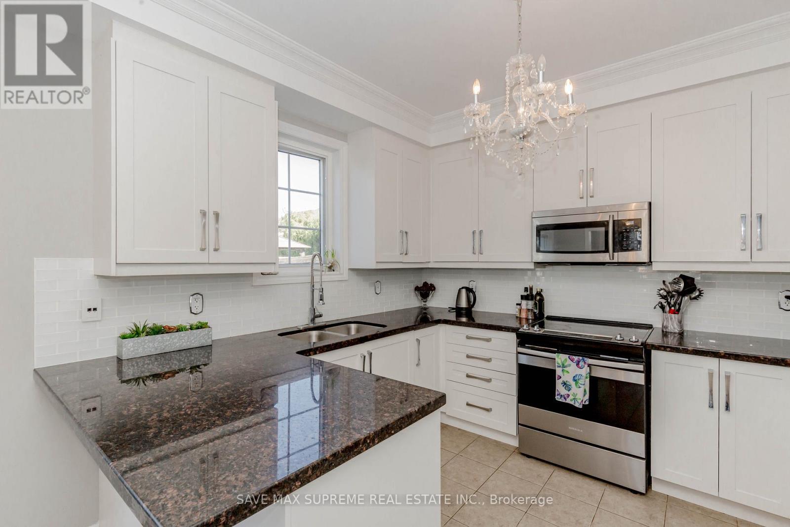 135 Prince William Way, Barrie, ON - Indoor Photo Showing Kitchen With Double Sink With Upgraded Kitchen