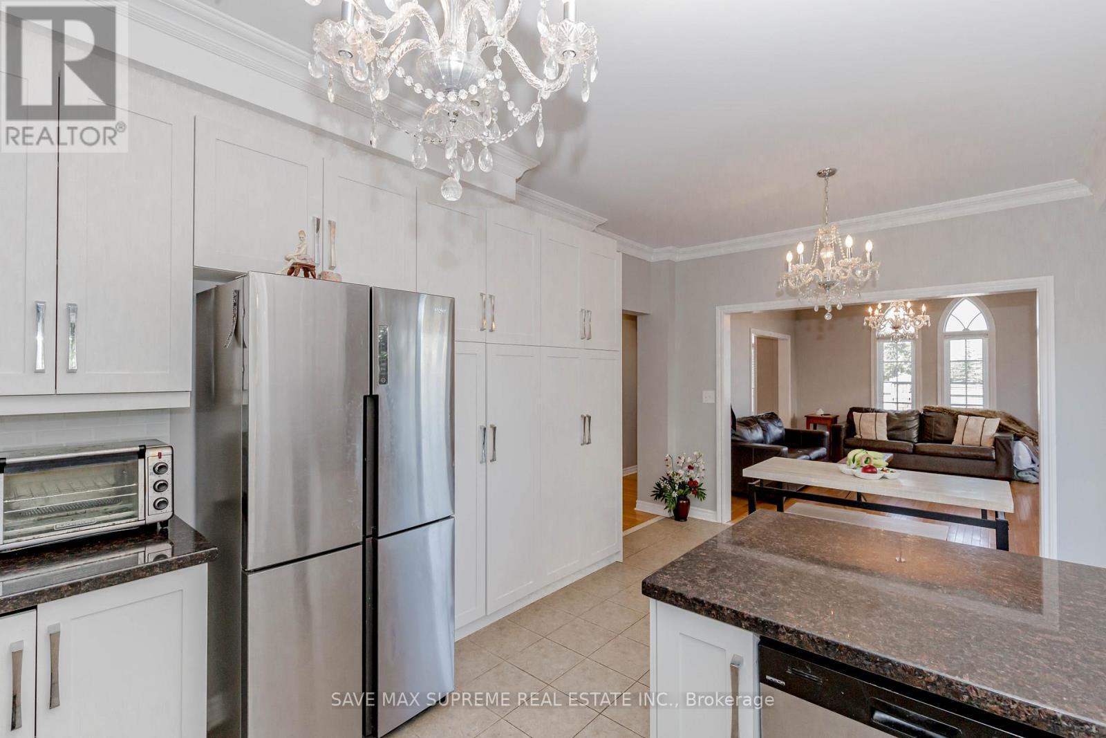135 Prince William Way, Barrie, ON - Indoor Photo Showing Kitchen