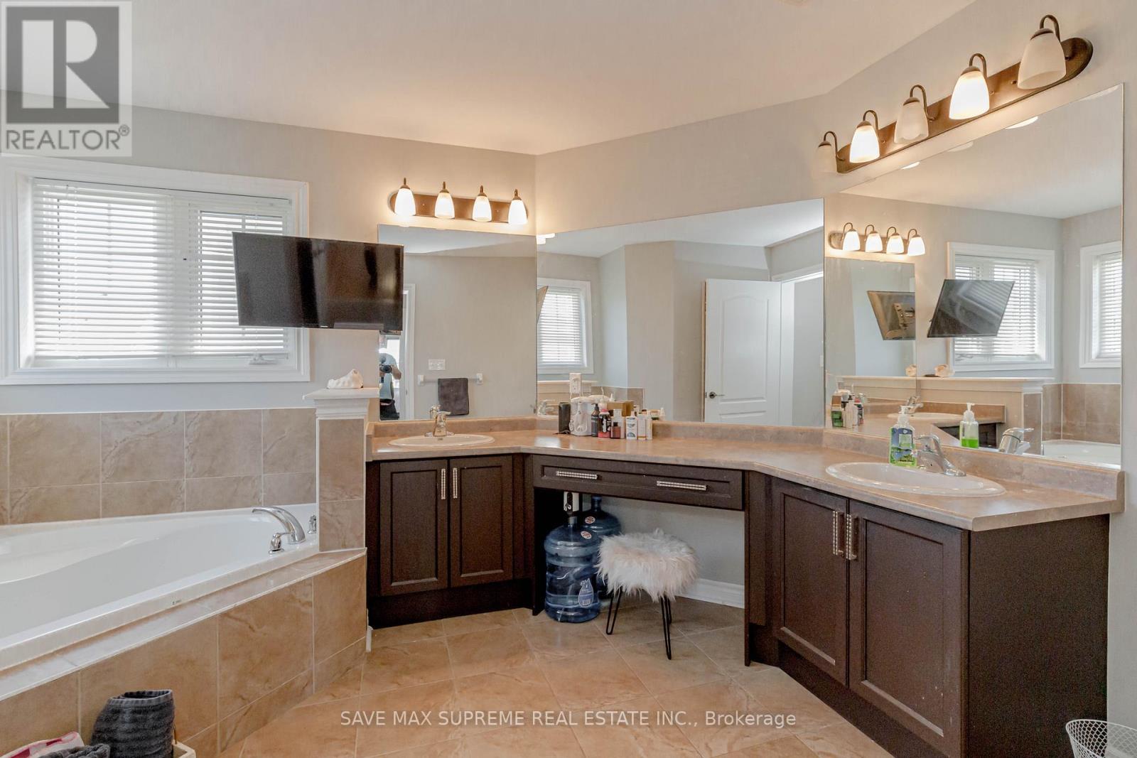 135 Prince William Way, Barrie, ON - Indoor Photo Showing Bathroom